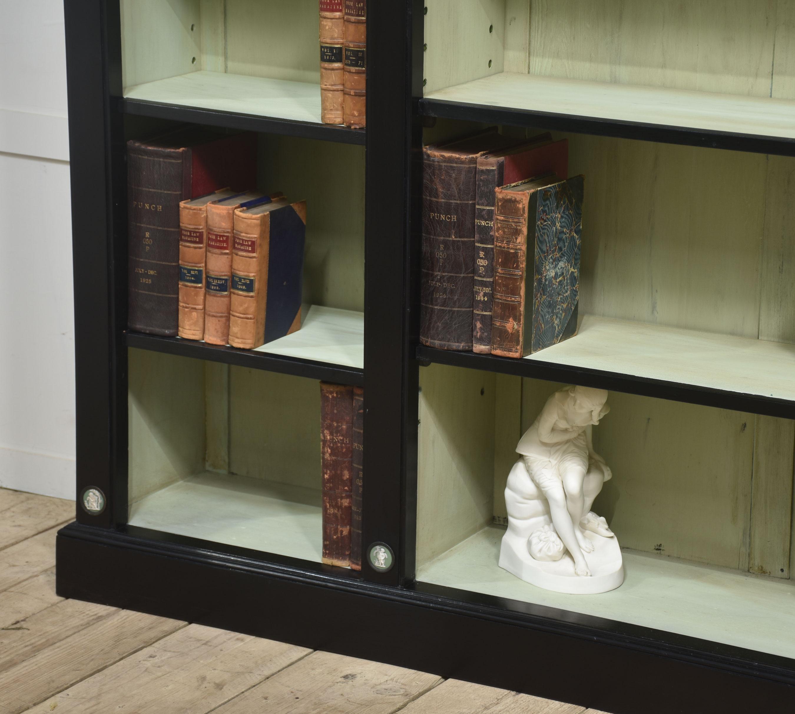Pareja de librerías abiertas Wedgwood ebonizadas en venta 9