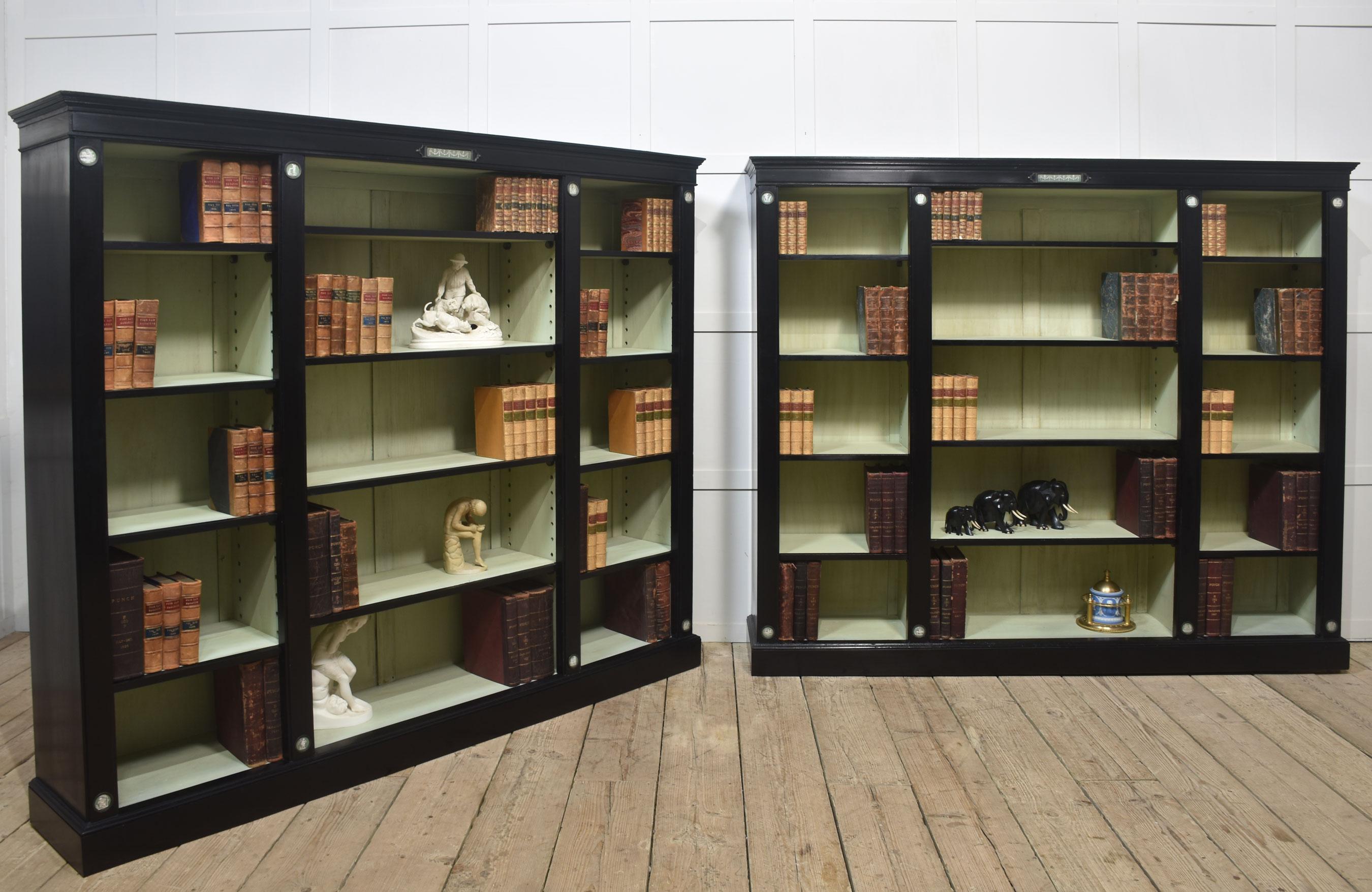 Pareja de librerías abiertas Wedgwood ebonizadas en venta 10