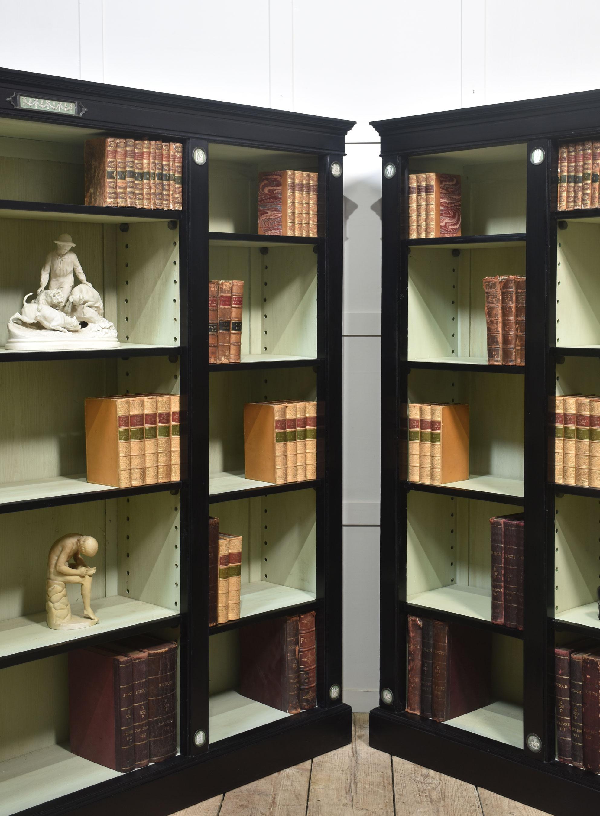 Pareja de librerías abiertas Wedgwood ebonizadas en venta 11
