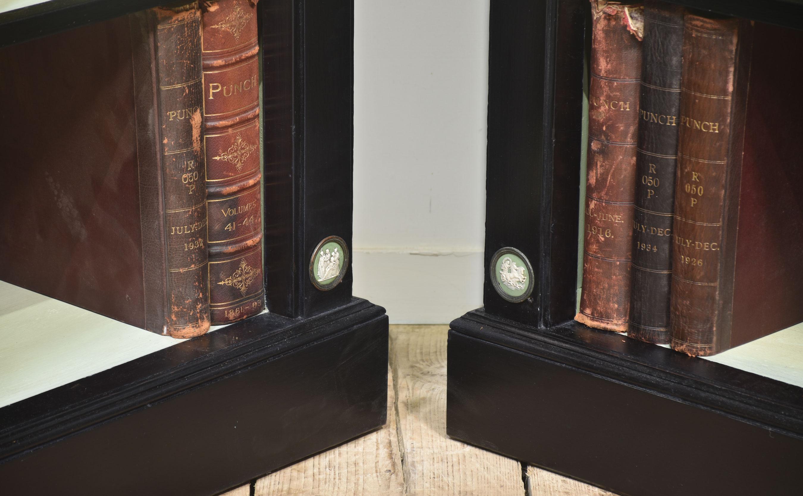 Pareja de librerías abiertas Wedgwood ebonizadas en venta 12
