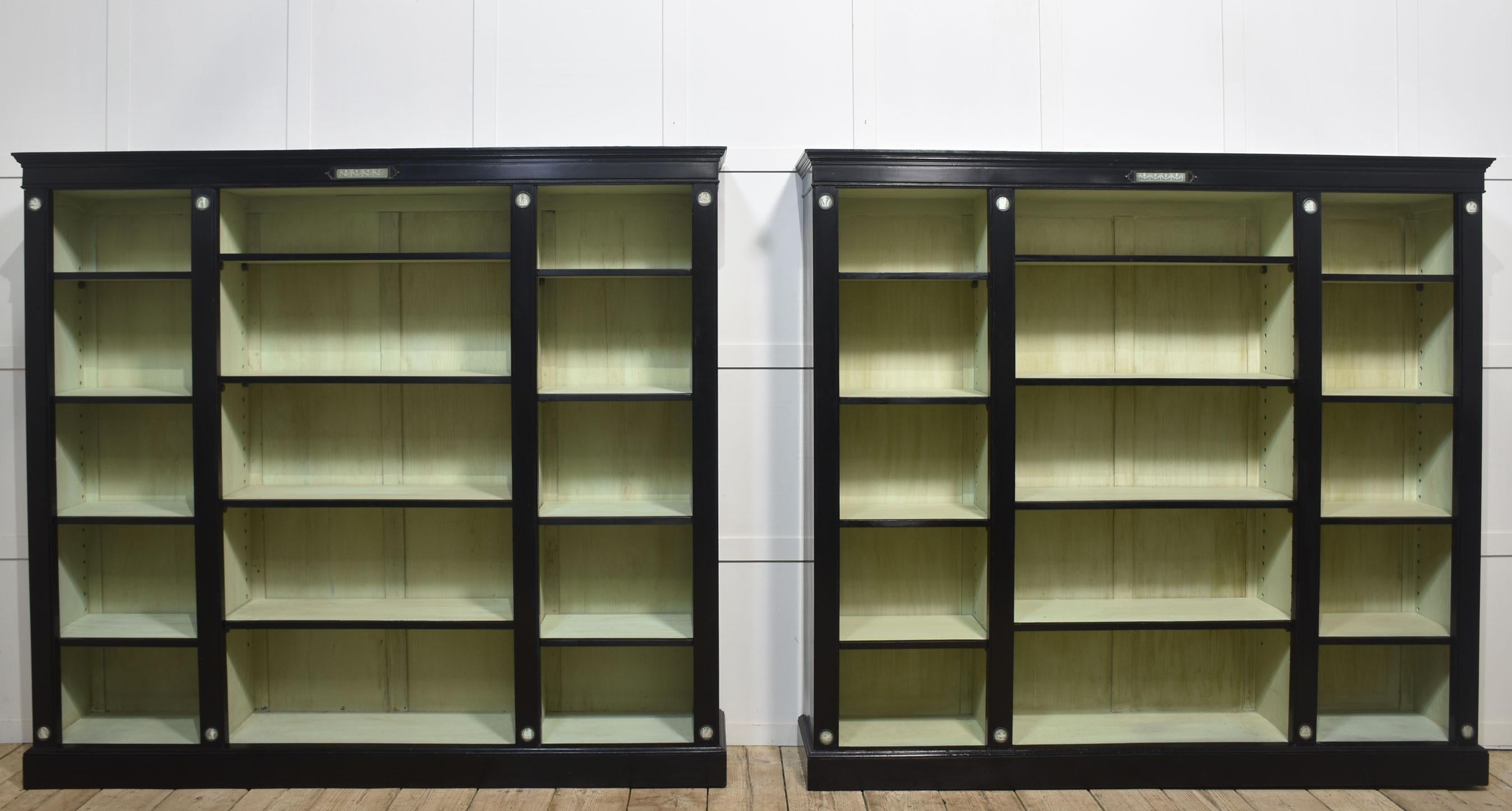 Pareja de librerías abiertas de forma rectangular, con tapas molduradas sobre tres huecos de estantes ajustables divididos por columnas con placas de Wedgwood incrustadas. Todo ello elevado sobre una base de plinto.
Dimensiones
Altura 73
