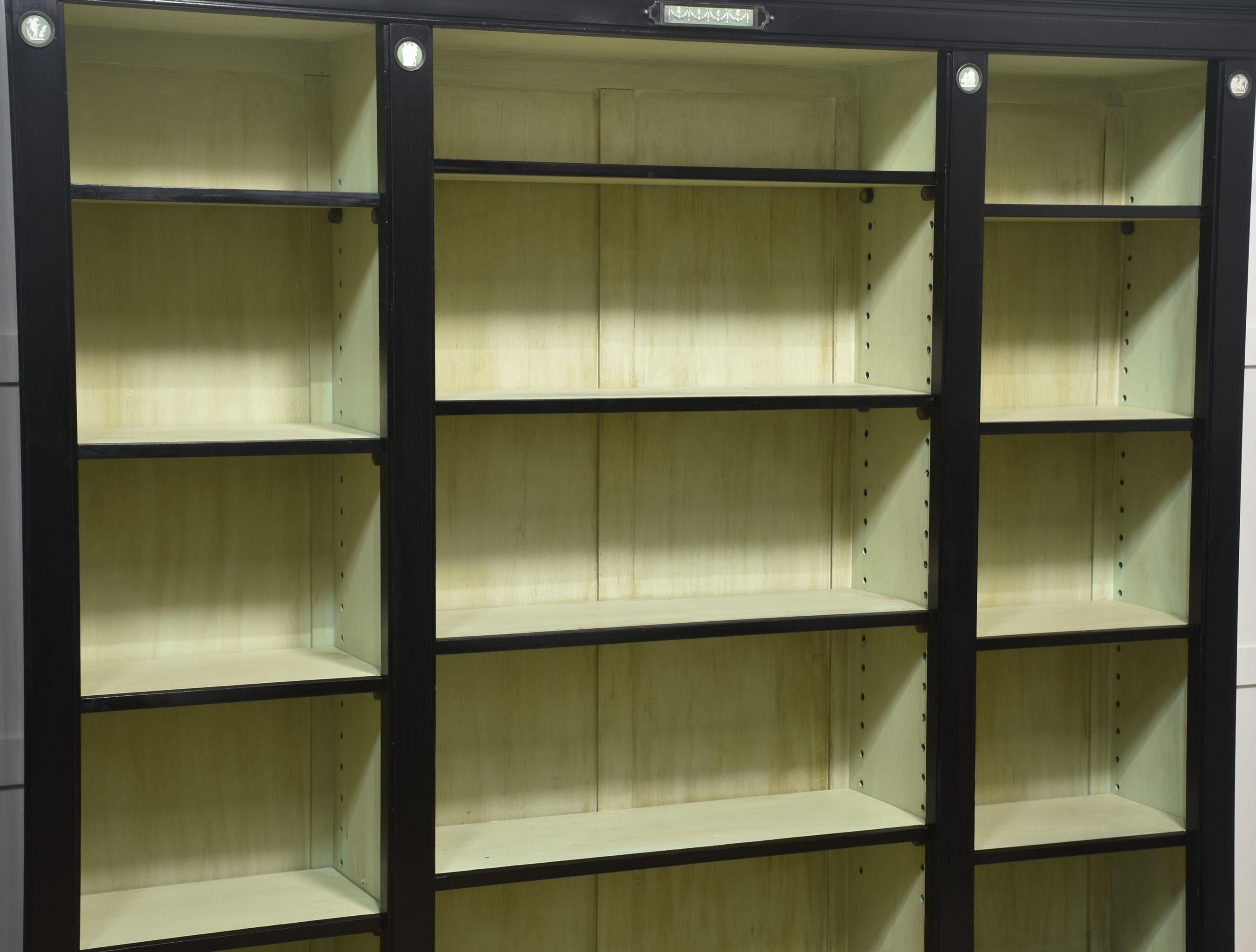 Pareja de librerías abiertas Wedgwood ebonizadas Británico en venta