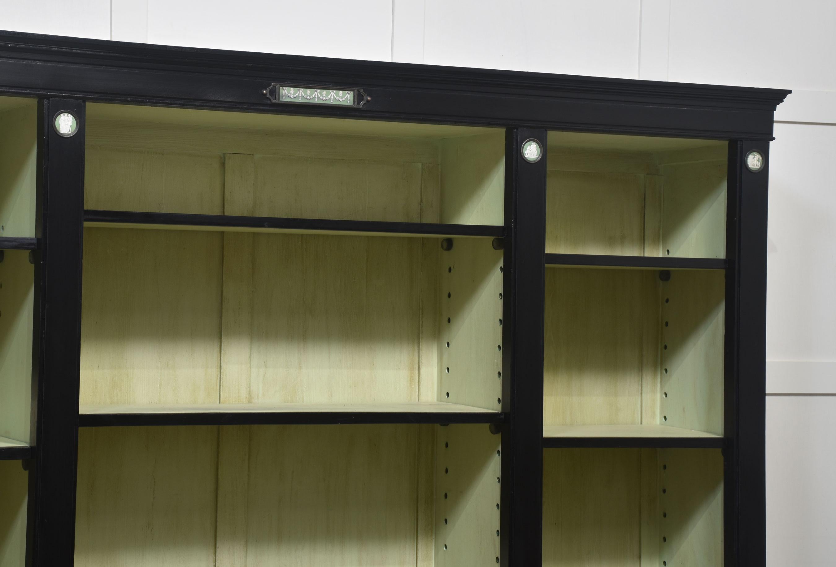Pareja de librerías abiertas Wedgwood ebonizadas en Bueno estado para la venta en Cheshire, GB