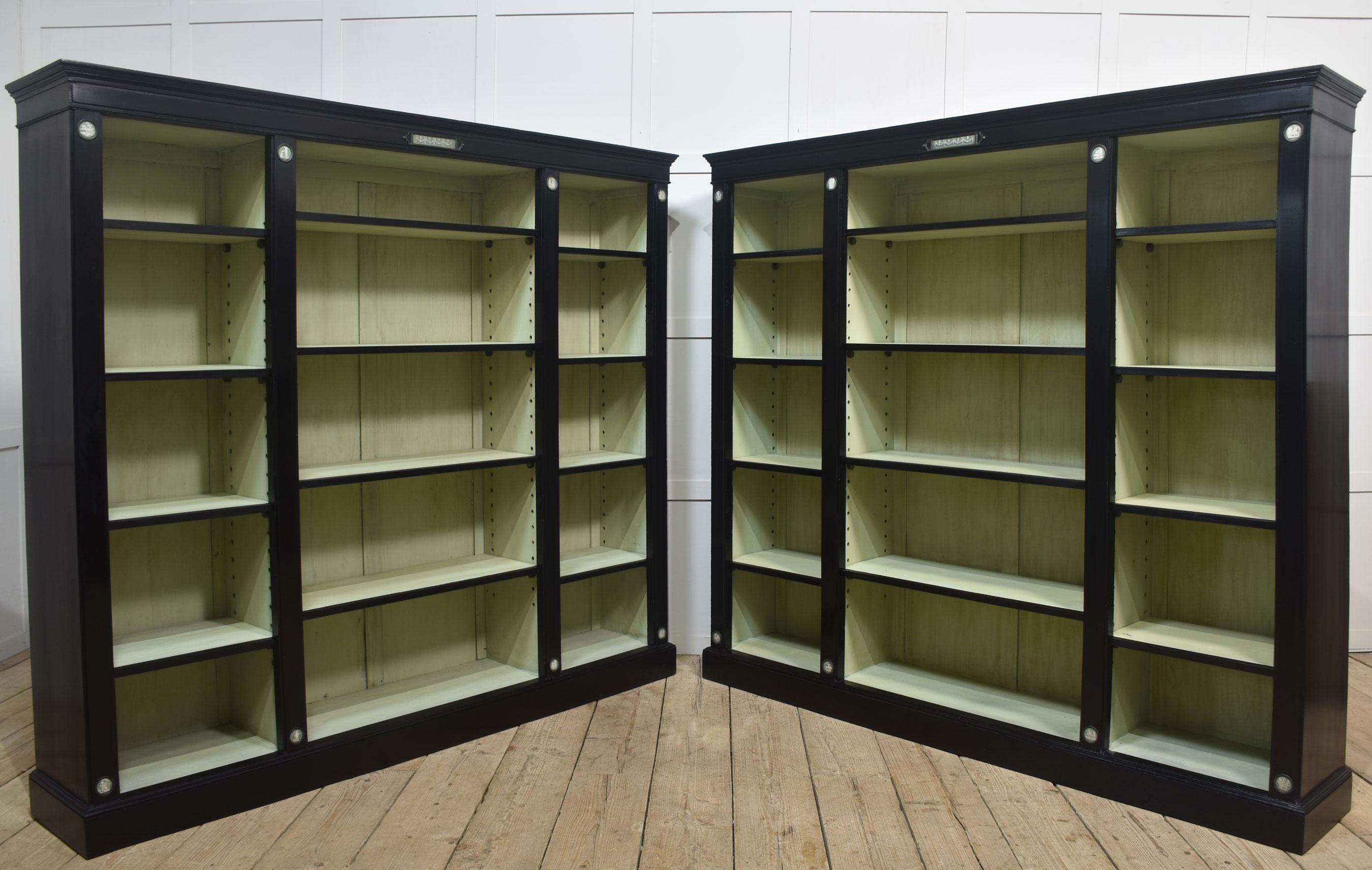 Pareja de librerías abiertas Wedgwood ebonizadas siglo XIX en venta