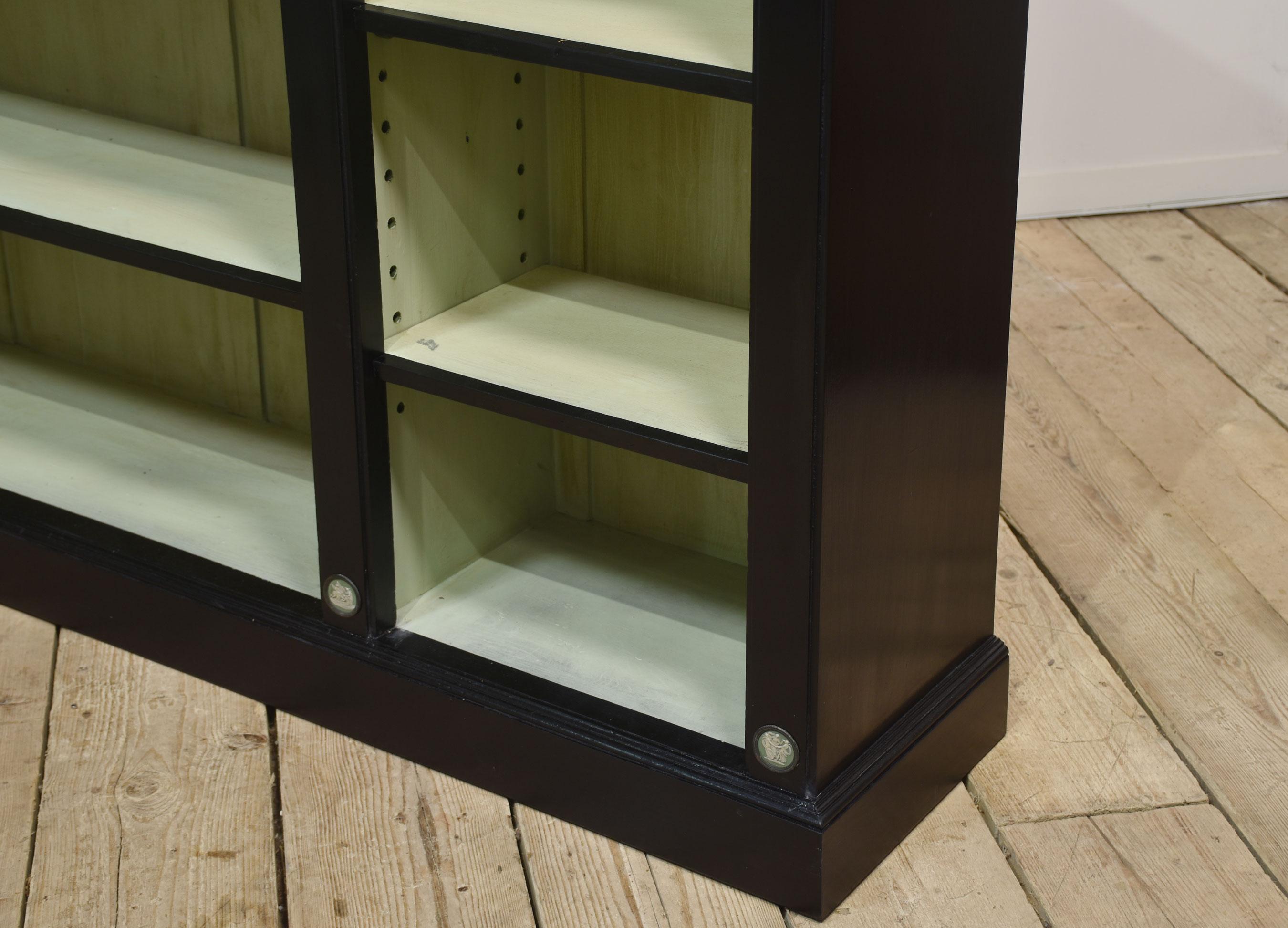 Pareja de librerías abiertas Wedgwood ebonizadas en venta 1