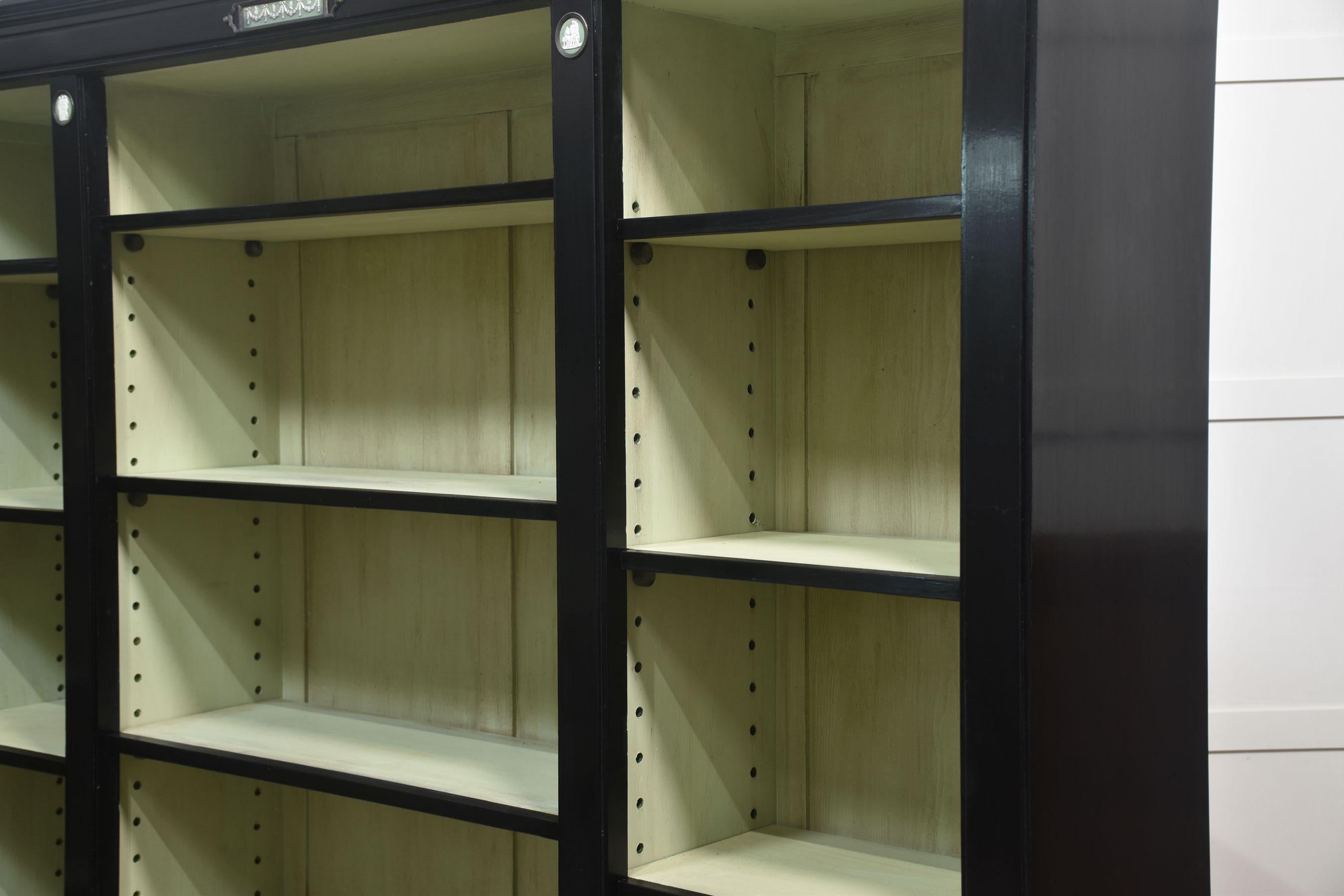 Pareja de librerías abiertas Wedgwood ebonizadas en venta 2