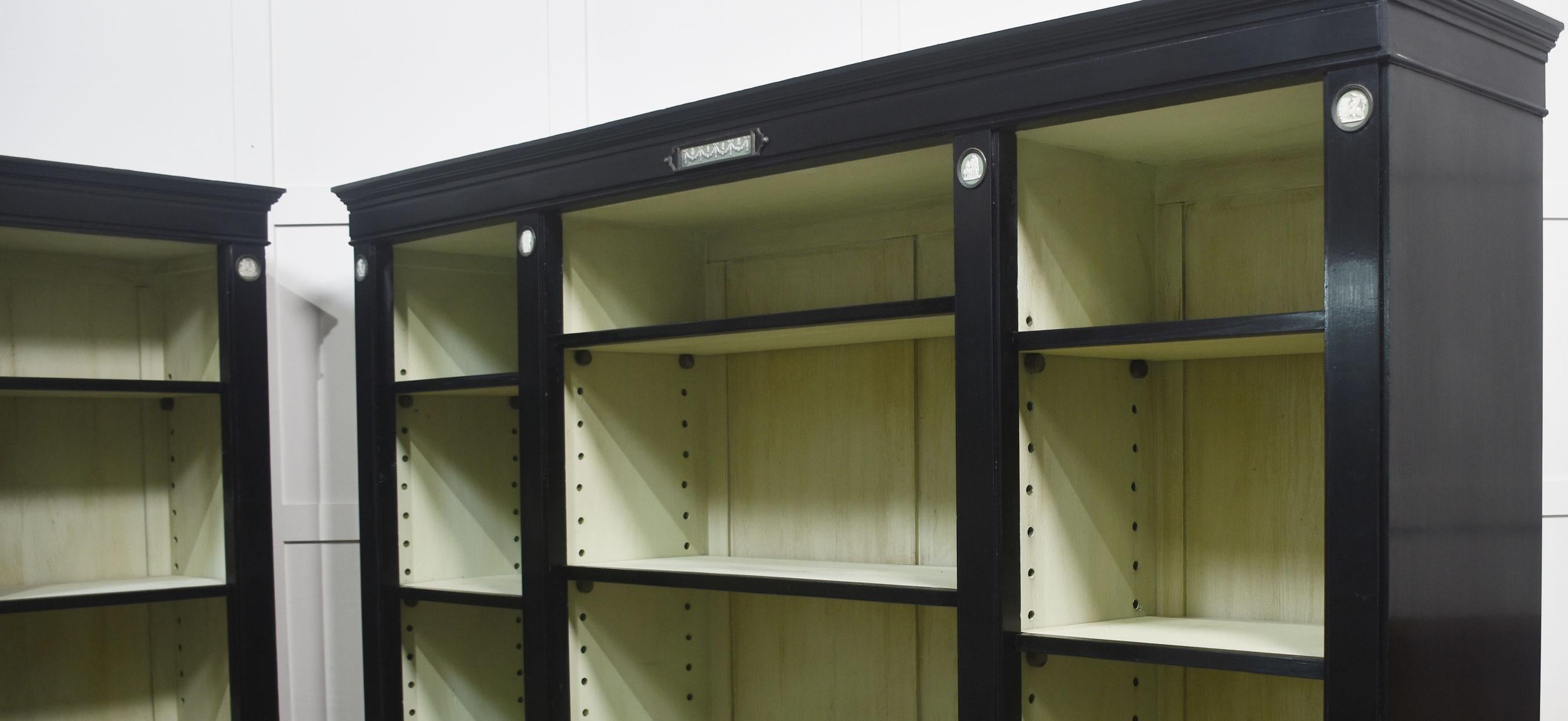 Pareja de librerías abiertas Wedgwood ebonizadas en venta 3