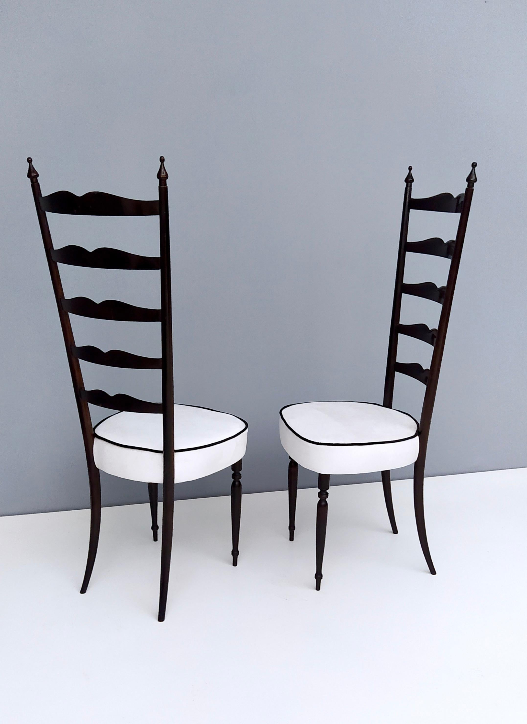 Pair of Vintage Ebonized Beech Chiavarine Chairs with White Upholstery, Italy In Good Condition In Bresso, Lombardy