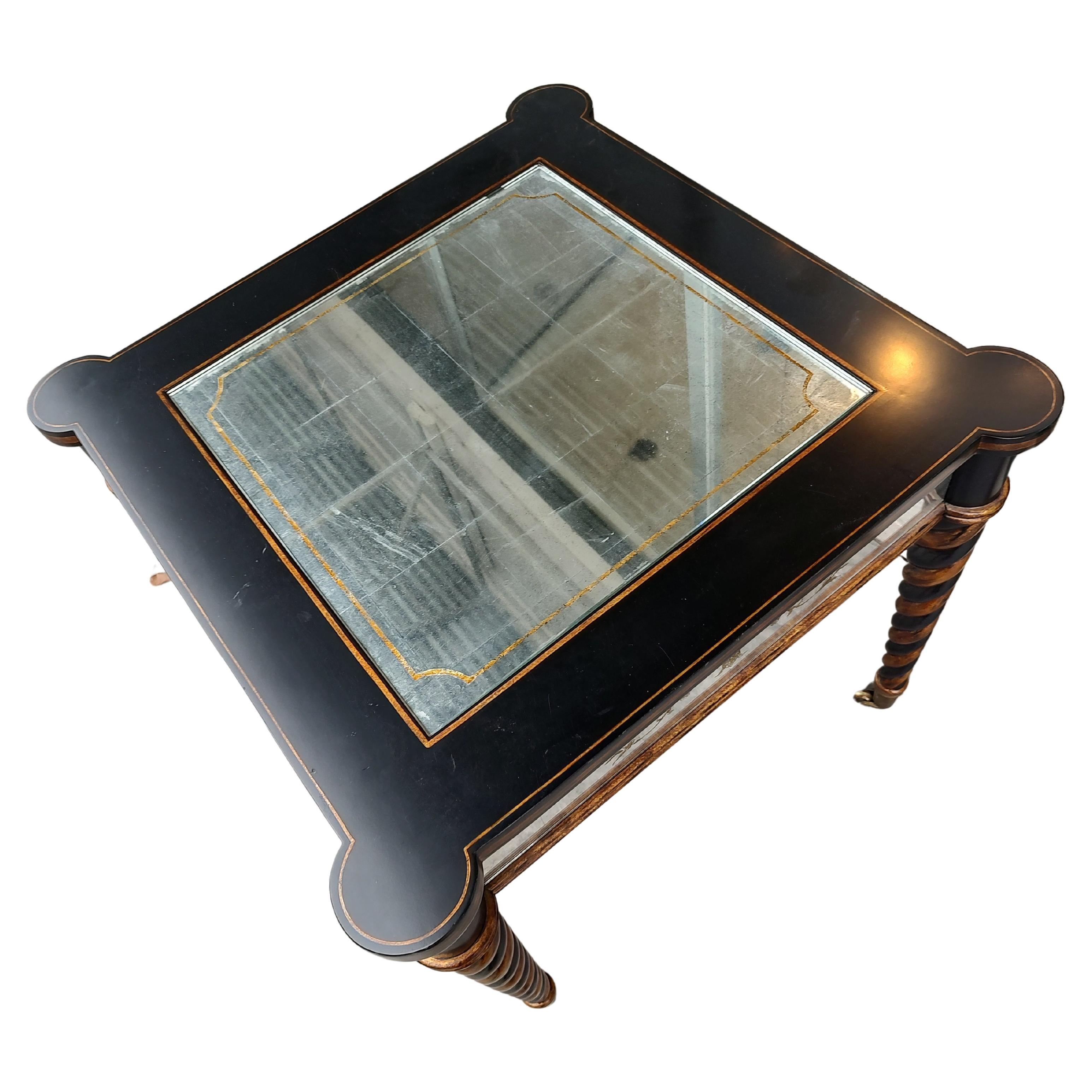 Spettacolare coppia di tavoli a specchio ebanizzati con gambe a spirale e parziale doratura. Tavoli in stile eglomise con stencil dipinti a mano tra gli specchi. Piano e lati a specchio. Rotelle in ottone. In eccellenti condizioni vintage con
