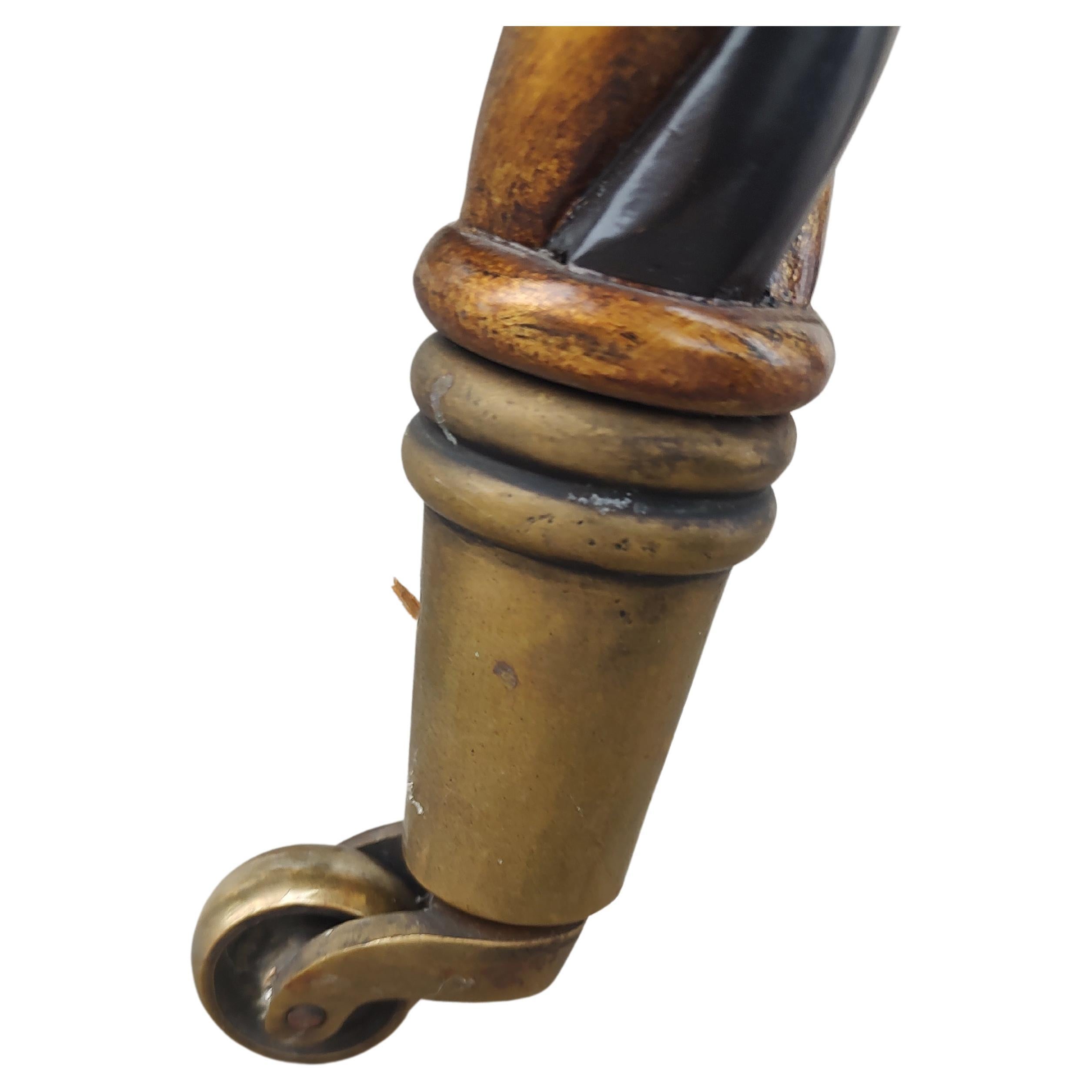 Neoclassico Coppia di tavoli a specchio in eglomise ebanizzato con gambe a spirale e parziale doratura in vendita