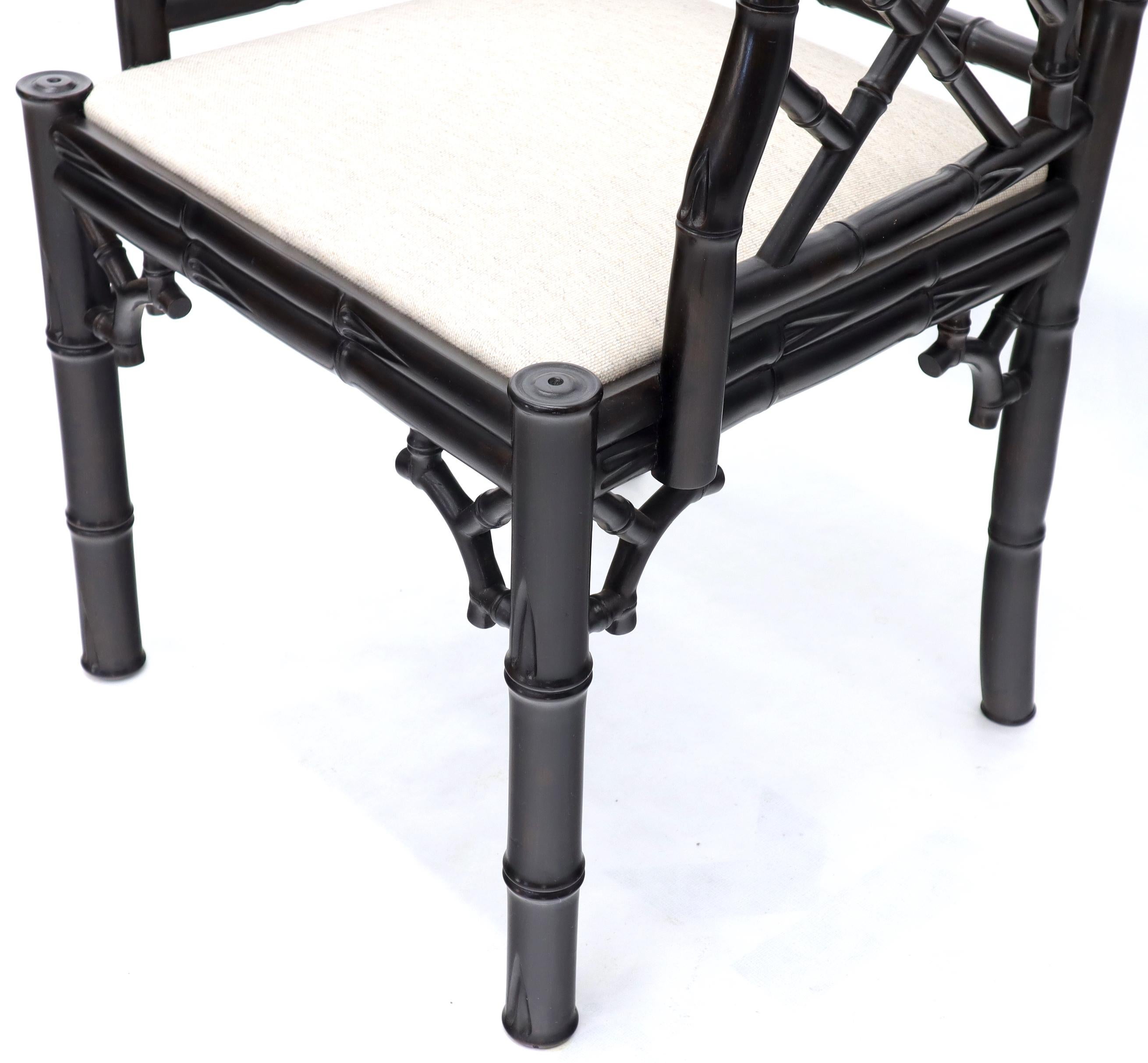Paire de fauteuils en faux bambou ébénisé avec revêtement en lin neuf en vente 3