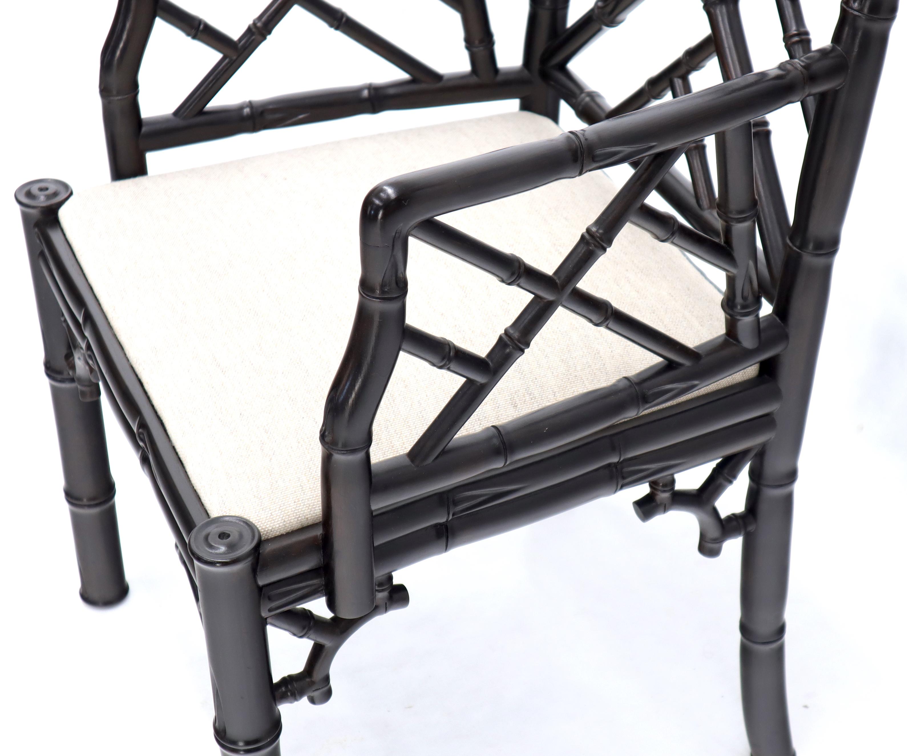 Paire de fauteuils d'appoint de très haute qualité, solides comme un roc, en faux bambou, avec des sièges nouvellement rembourrés. La qualité est très similaire à celle de Baker Drexel ou Henredon. Sans étiquette.
 