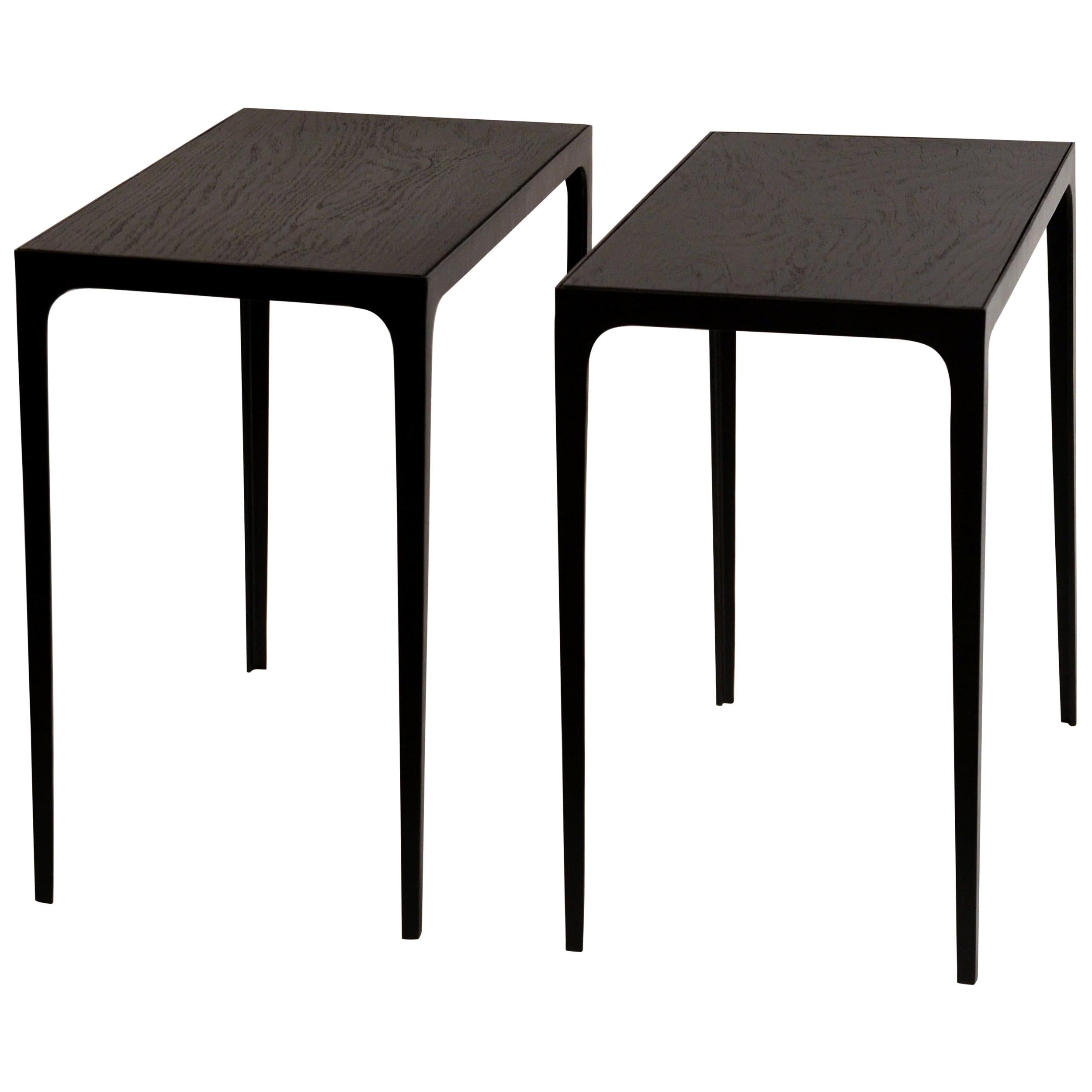 Paire de tables d'appoint « Esquisse » en chêne rainuré ébénisé par Design Frres