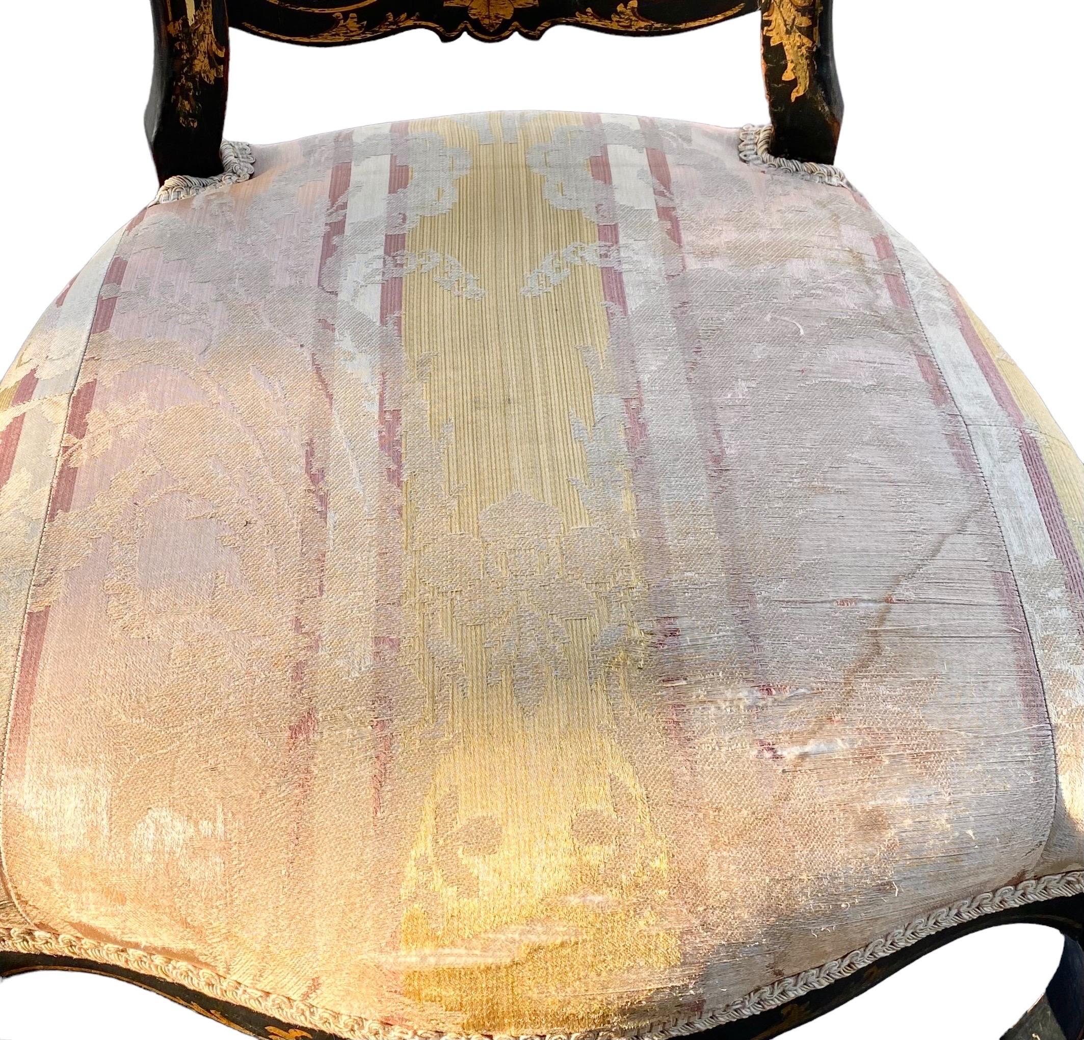 Chaise chauffeuse d'époque Napoléon III à motifs floraux et de volutes peints à la main, vers 1848-1860. 
La chaise chauffeuse était une chaise qui s'asseyait bas pour être près de la chaleur du feu en hiver.
33