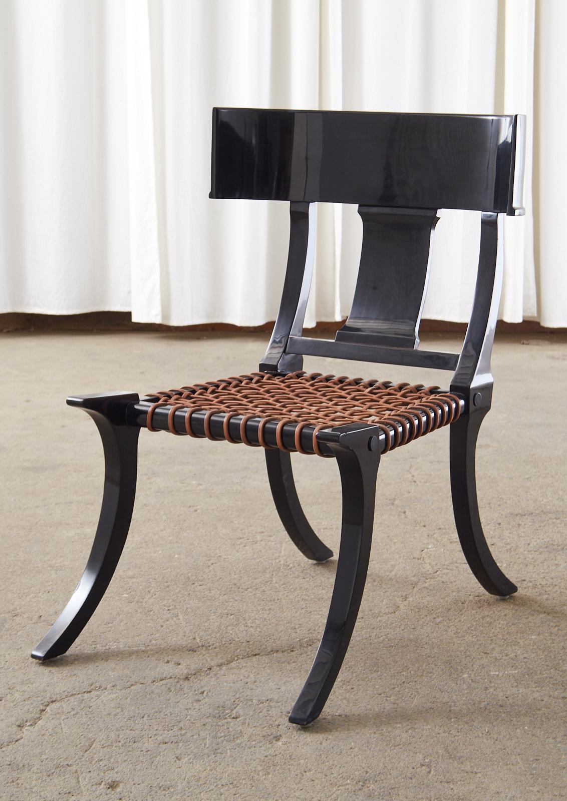 Fantastique paire de grandes chaises Klismos avec une finition laquée noire ébonisée et des sièges à sangles en cuir tressé. Les chaises surdimensionnées ne sont pas signées, mais elles sont fabriquées à la manière et dans le style de AT&T.