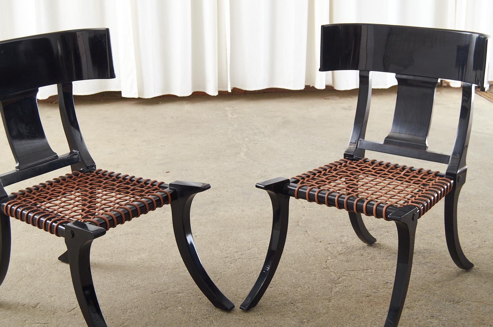 Paar Klismos-Stühle aus ebonisiertem Leder mit Seil nach Robsjohn-Gibbings im Angebot 2