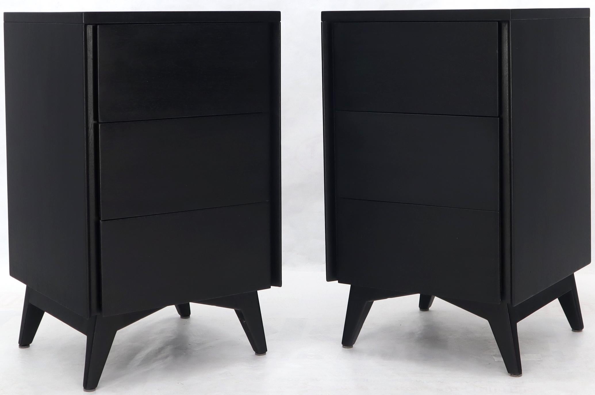 Mid-Century Modern Pair of Ebonized Mahogany Three Drawers Narrow Chests End Side Tables For Sale