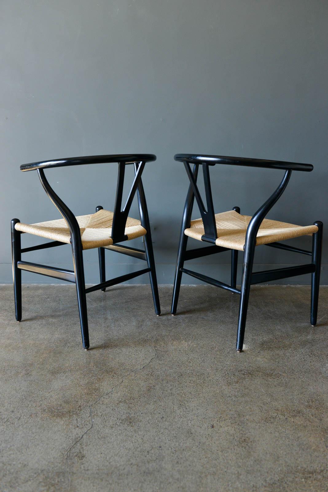 Paar Wishbone-Esszimmerstühle aus ebonisierter Eiche mit Fischgrätenmuster von Hans J. Wegner, um 1955 (Moderne der Mitte des Jahrhunderts) im Angebot