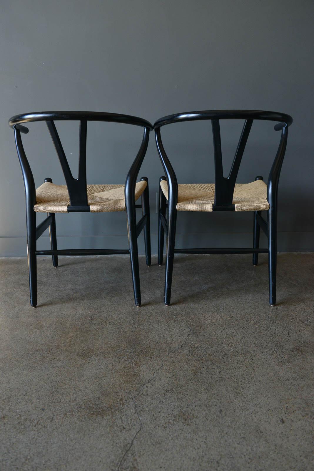 Danish Pair of Ebonized Oak Wishbone Dining Chairs by Hans J. Wegner, ca. 1955 For Sale