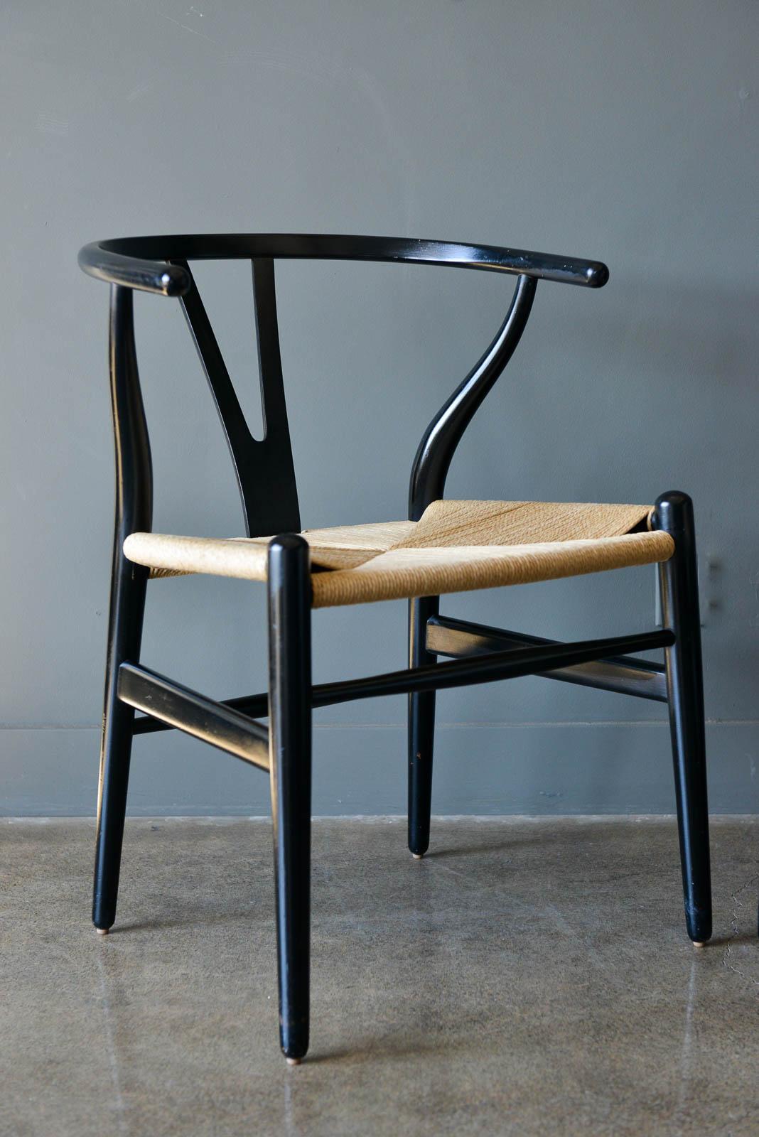 Paar Wishbone-Esszimmerstühle aus ebonisierter Eiche mit Fischgrätenmuster von Hans J. Wegner, um 1955 (Ebonisiert) im Angebot