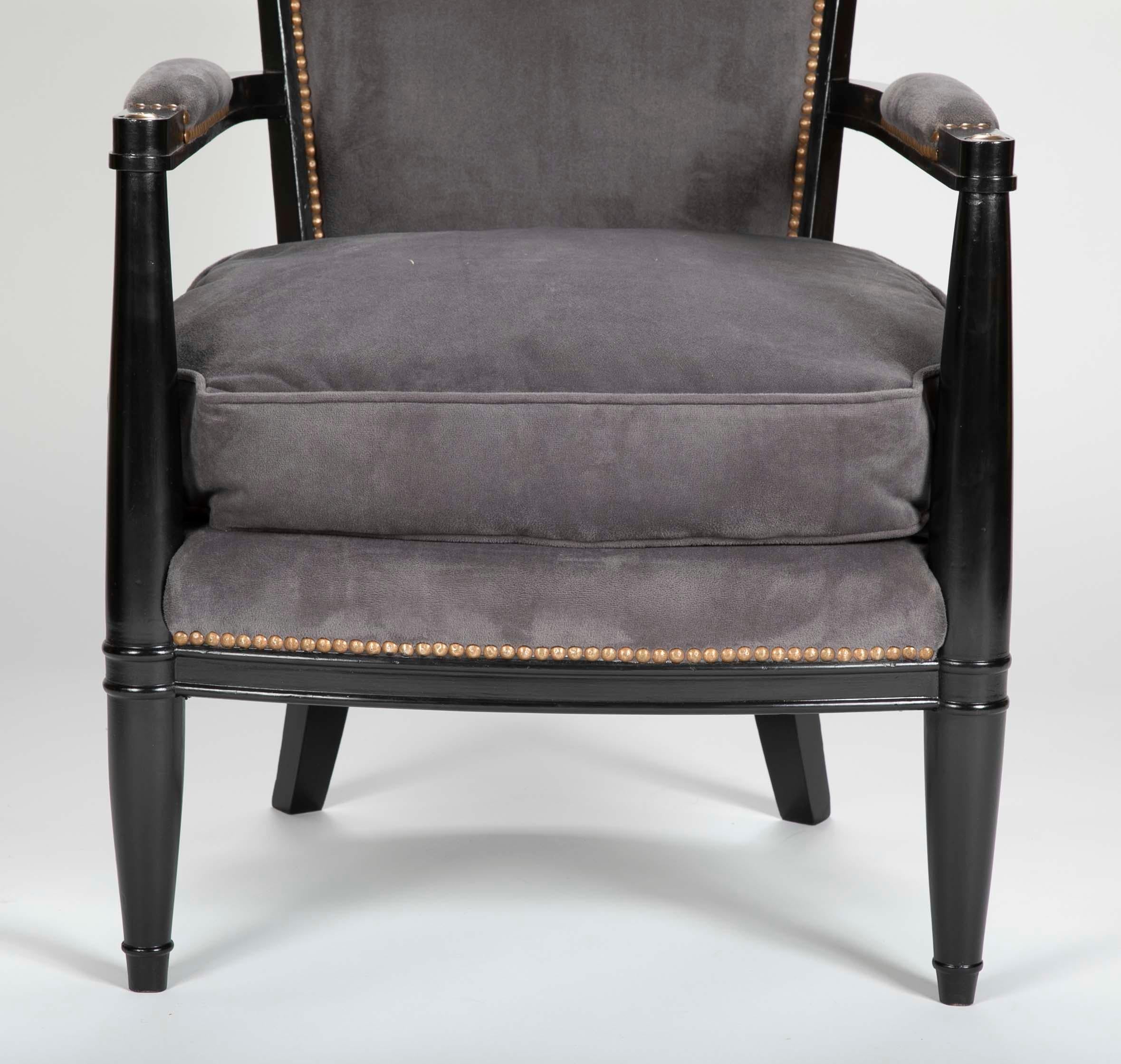 Paar offene ebonisierte französische Directoire-Sessel in der Art von Andre Arbus (Mitte des 20. Jahrhunderts) im Angebot