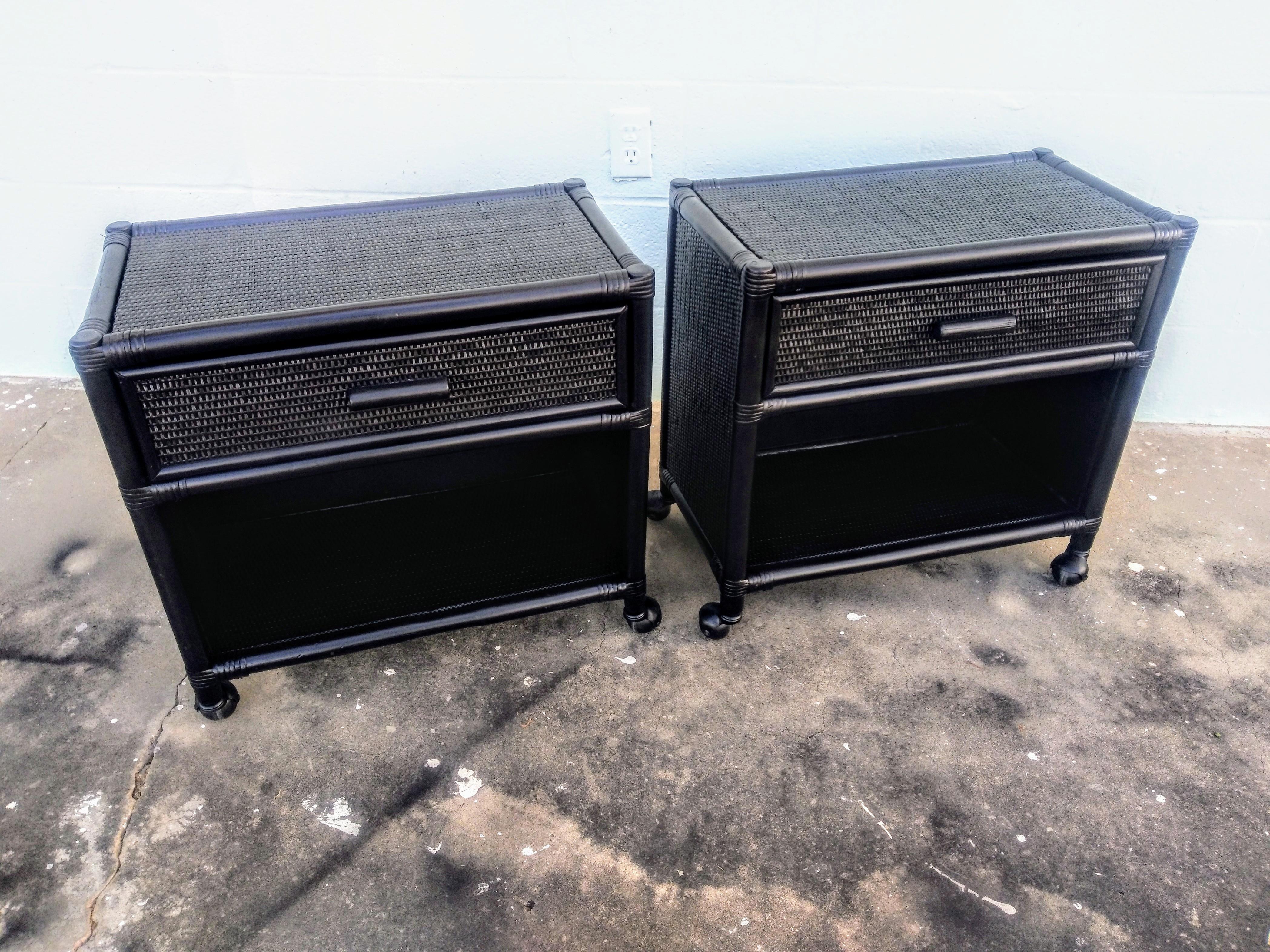 Questa bellissima coppia di comodini in stile Boho Chic è un'ottima aggiunta a qualsiasi casa. I comodini sono laccati in ebano e hanno un unico cassetto. Sono realizzati in rattan e bambù. I cassetti sono a coda di rondine. Sono dotate di rotelle