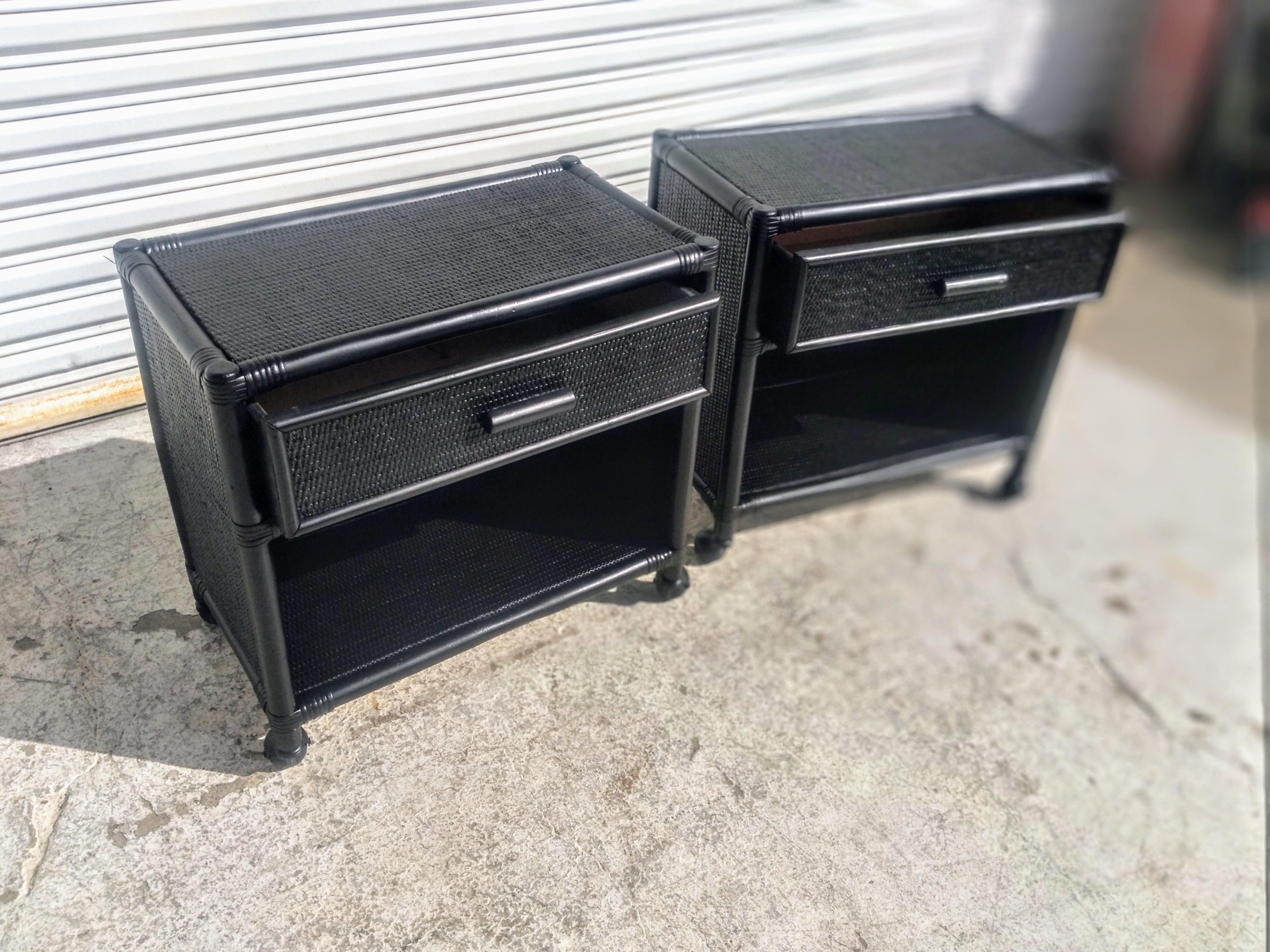 XX secolo Coppia di Comodini a un cassetto in rattan e bambù Boho Chic in ebano in vendita