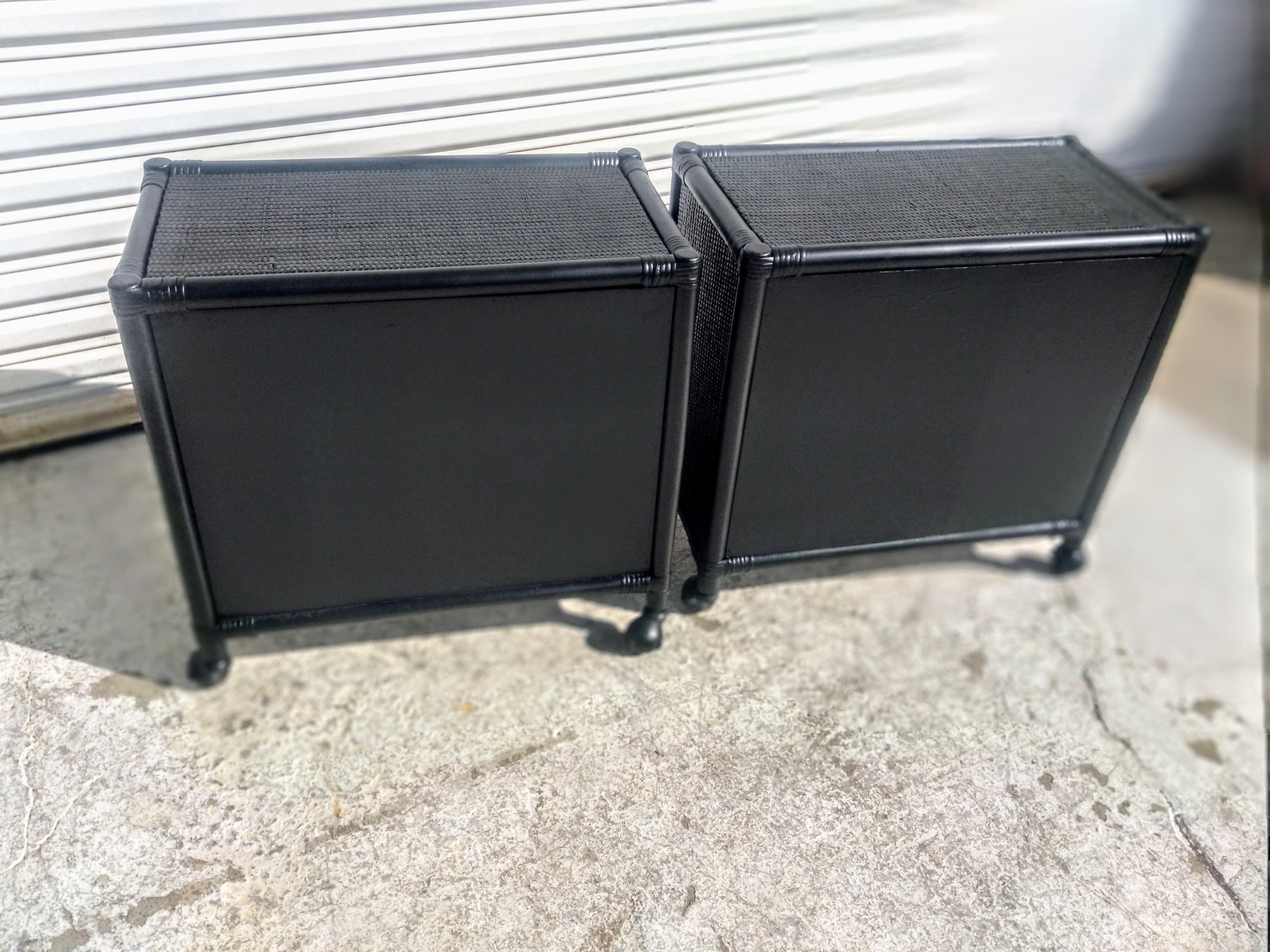 Coppia di Comodini a un cassetto in rattan e bambù Boho Chic in ebano in vendita 1