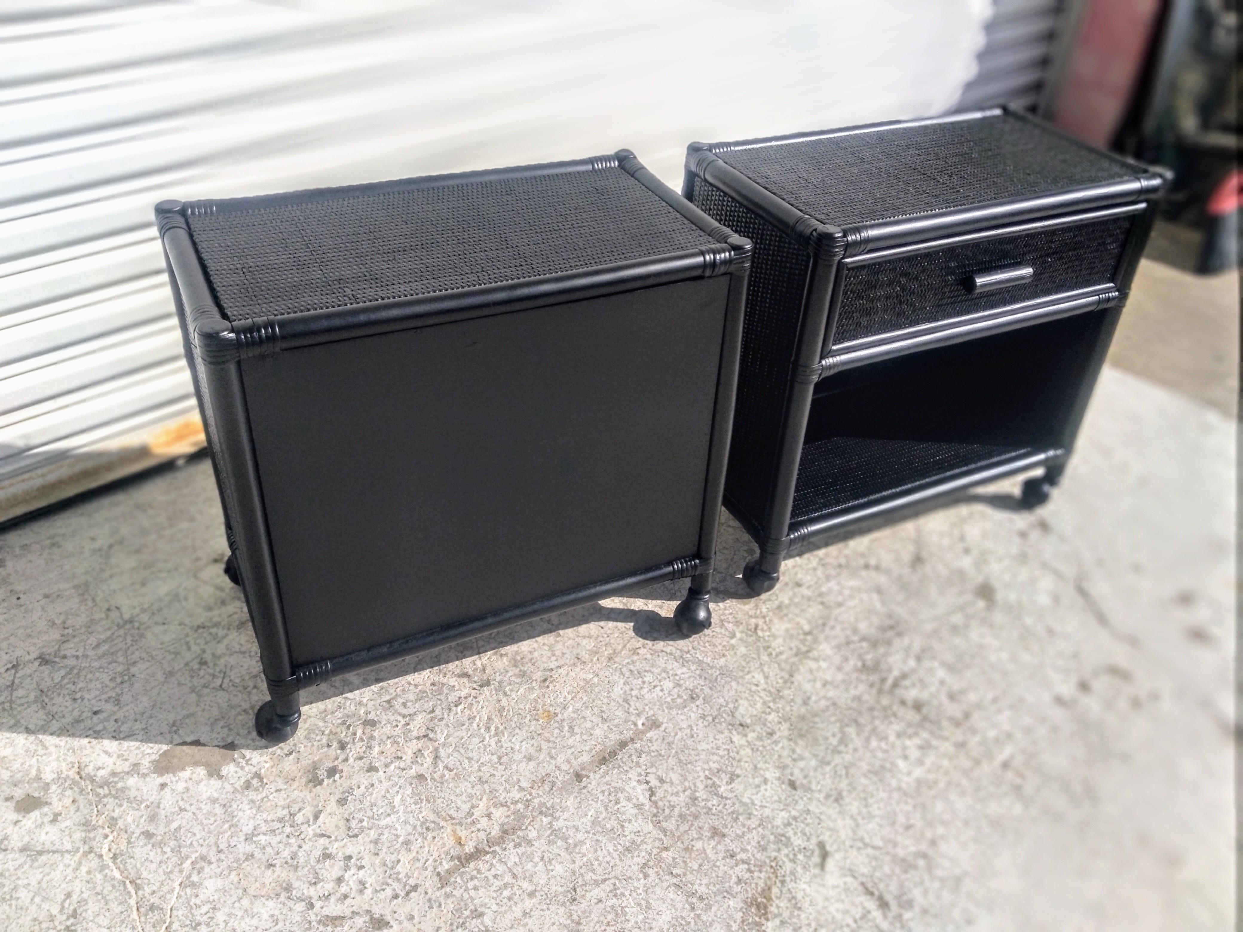 Coppia di Comodini a un cassetto in rattan e bambù Boho Chic in ebano in vendita 2