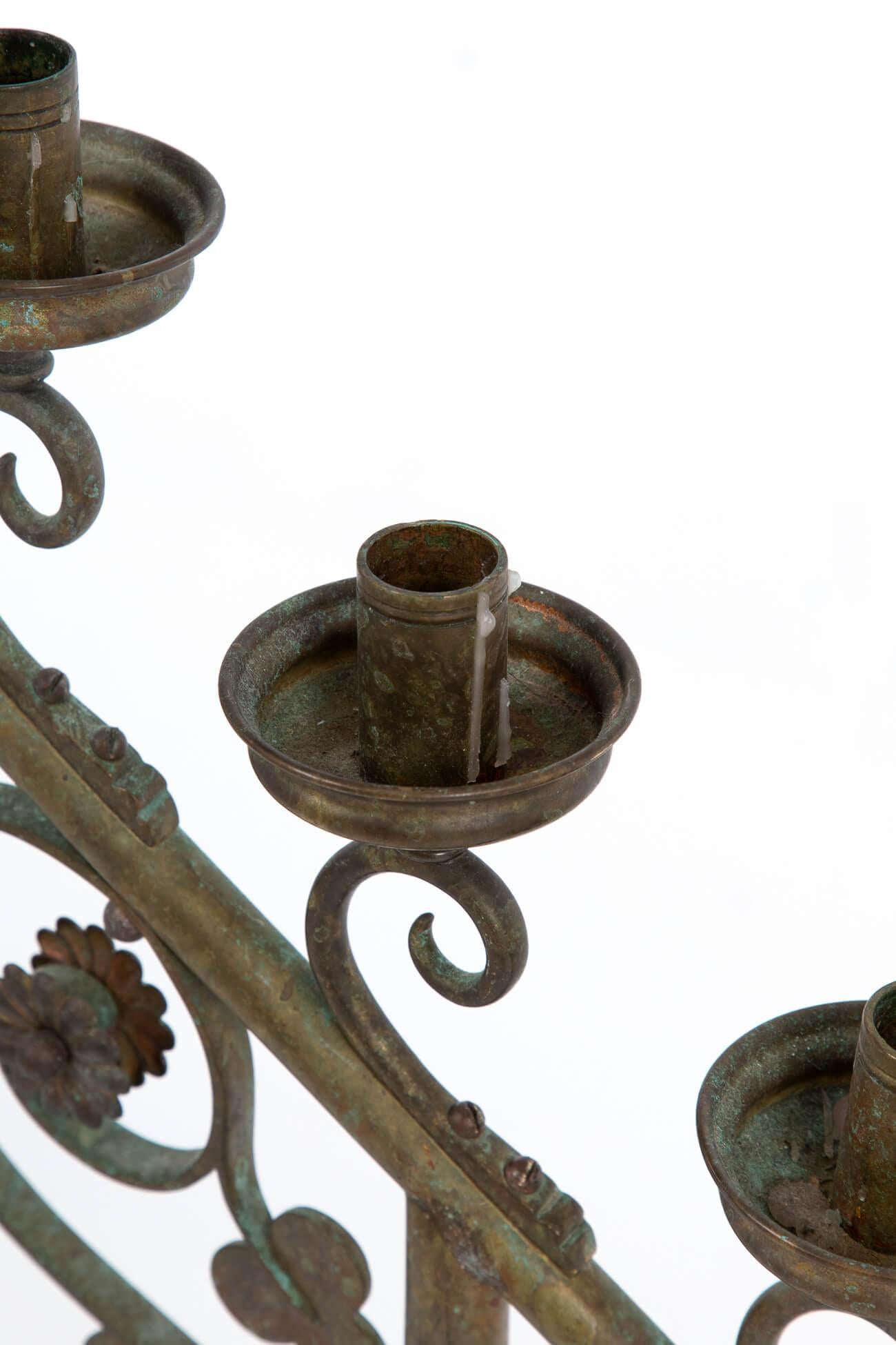 Fatto a mano Coppia di candelabri ecclesiastici in ottone, inizio XX secolo in vendita