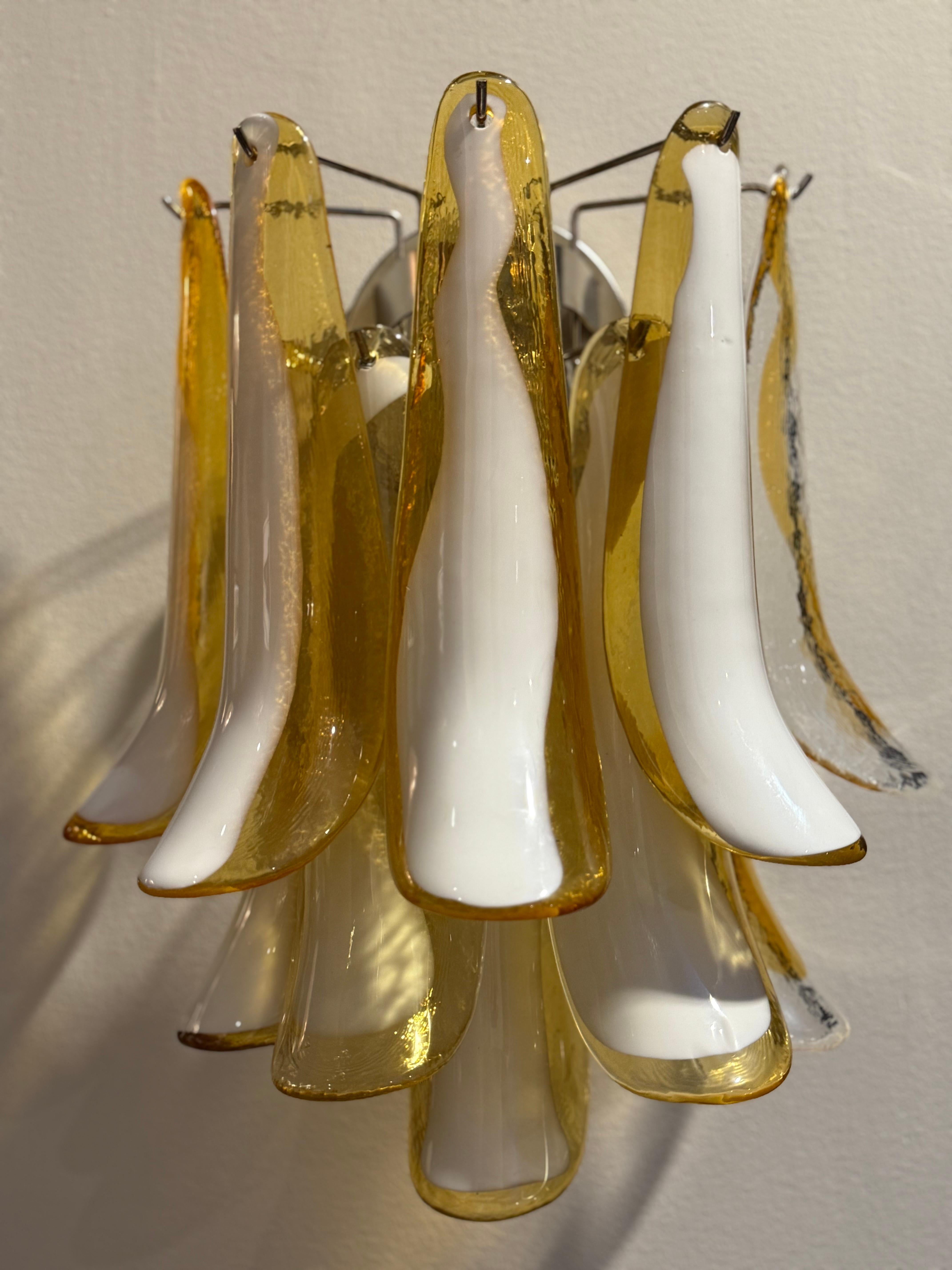 Pareja de Eclécticos Apliques de Murano de colores vivos en vidrio ámbar, blanco y transparente en Excelente estado para la venta en Bromma, SE