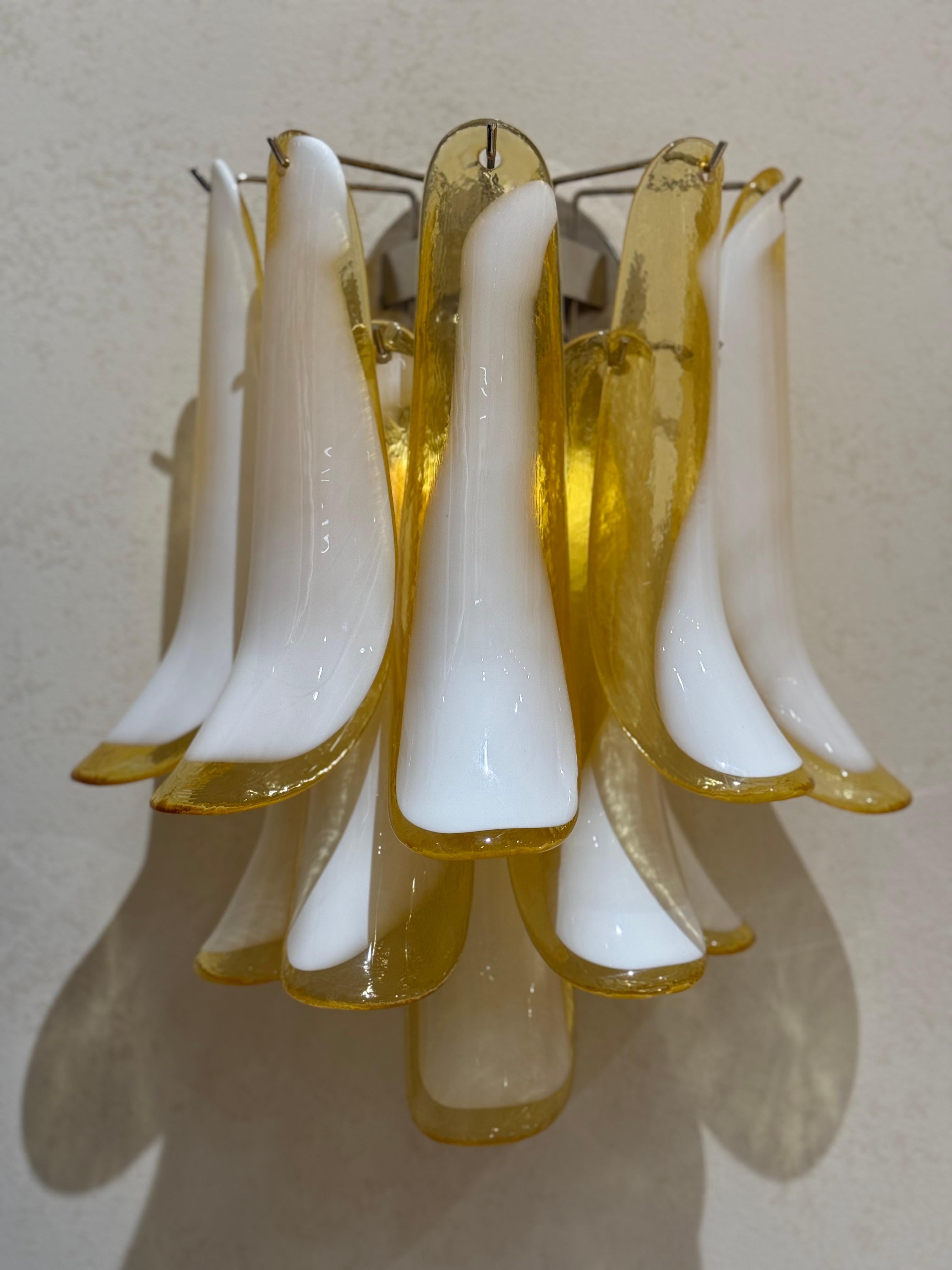 Pareja de Eclécticos Apliques de Murano de colores vivos en vidrio ámbar, blanco y transparente en venta 2