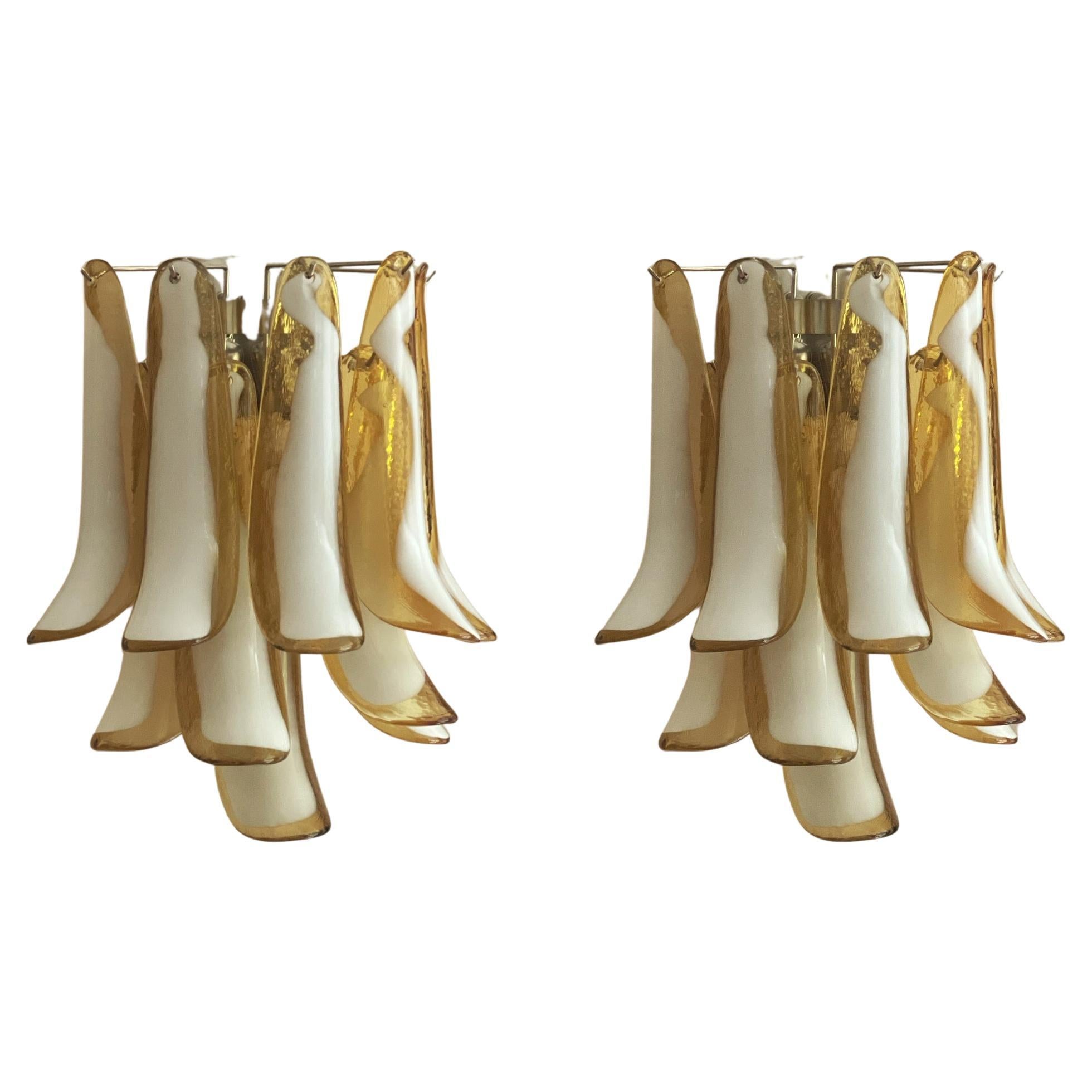 Pareja de Eclécticos Apliques de Murano de colores vivos en vidrio ámbar, blanco y transparente