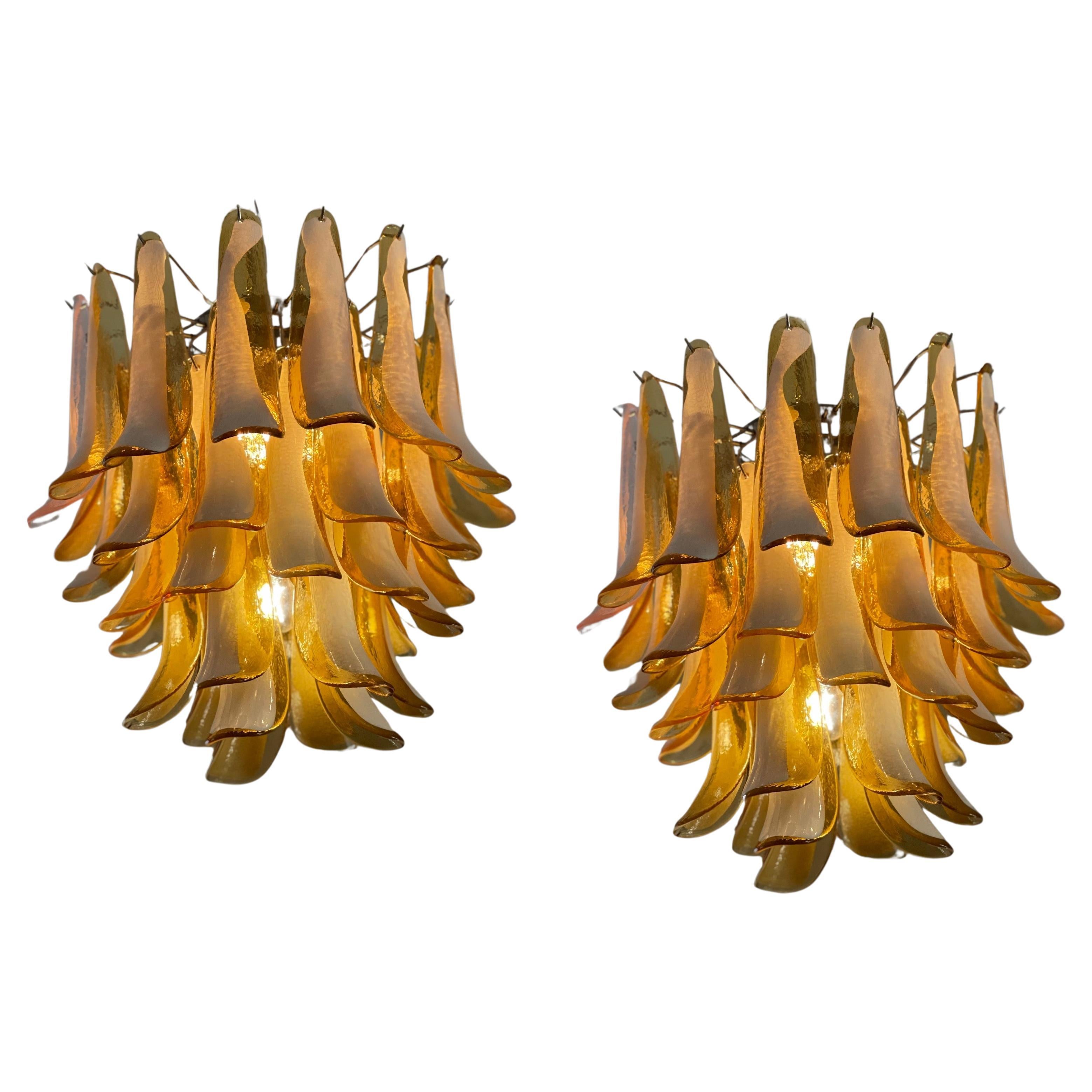 Coppia di lampadari eclettici e colorati di Murano in ambra