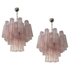 Coppia di lampadari eclettici colorati rosa di Murano con tubi di vetro Tronchi