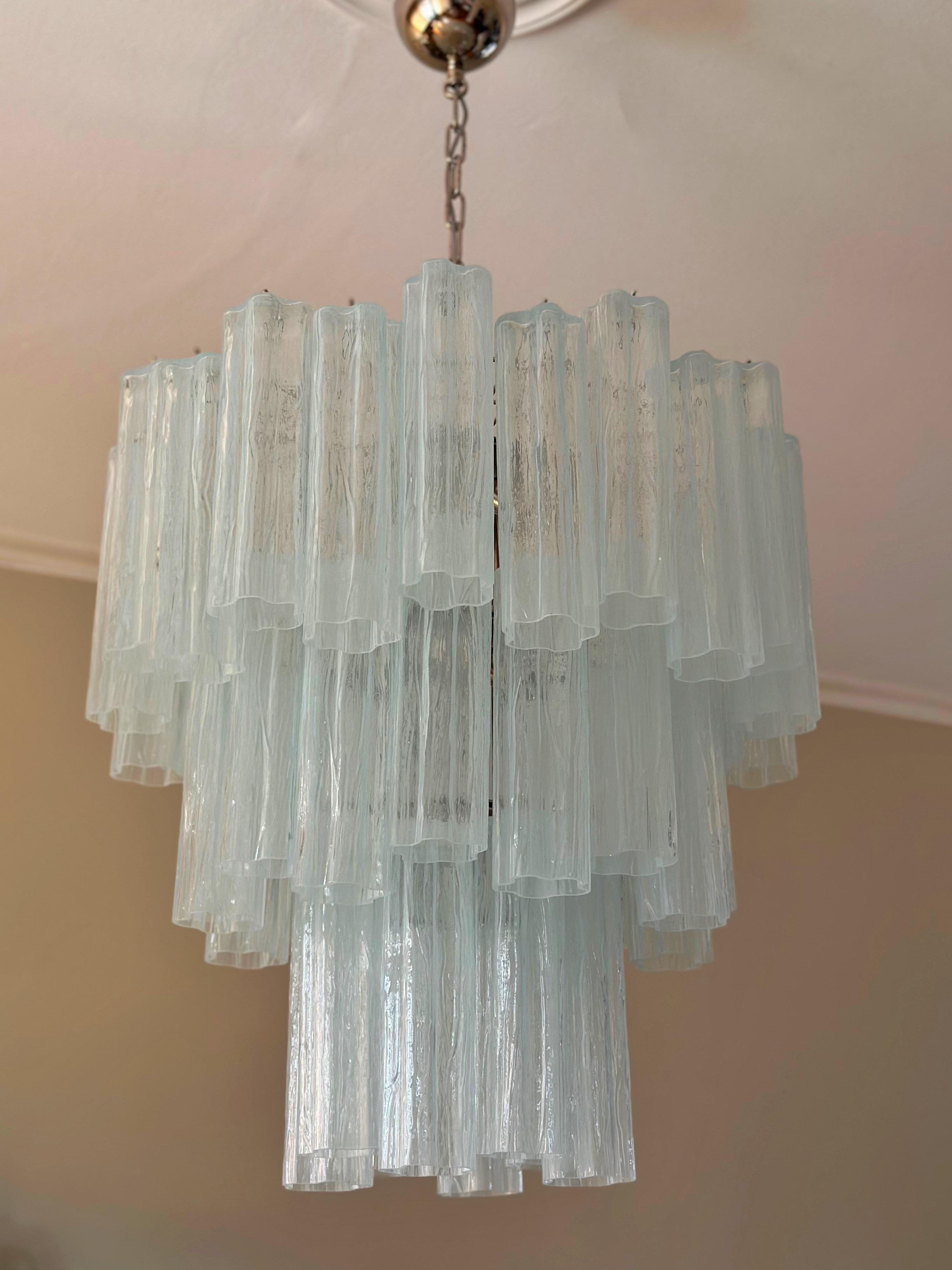 Set di due lampadari di Murano in stile eclettico e contemporaneo con prismi tubolari in tonalità menta. Prismi tubolari in vetro formato Tronchi nello stile tradizionale italiano del metà secolo.
Gli apparecchi di Murano sono composti da 48