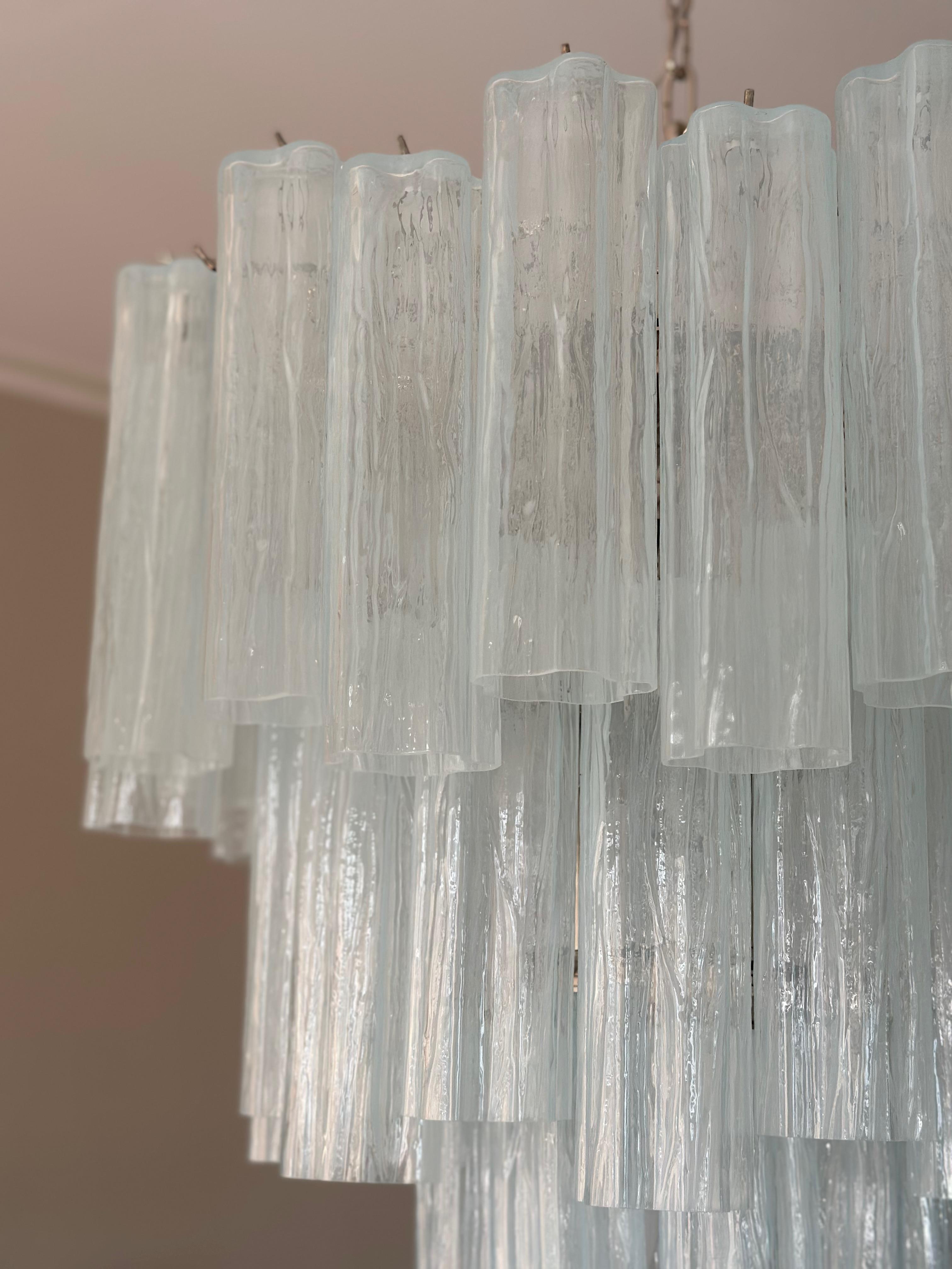 Coppia di lampadari eclettici di Murano Tronchi in tonalità menta in vendita 1