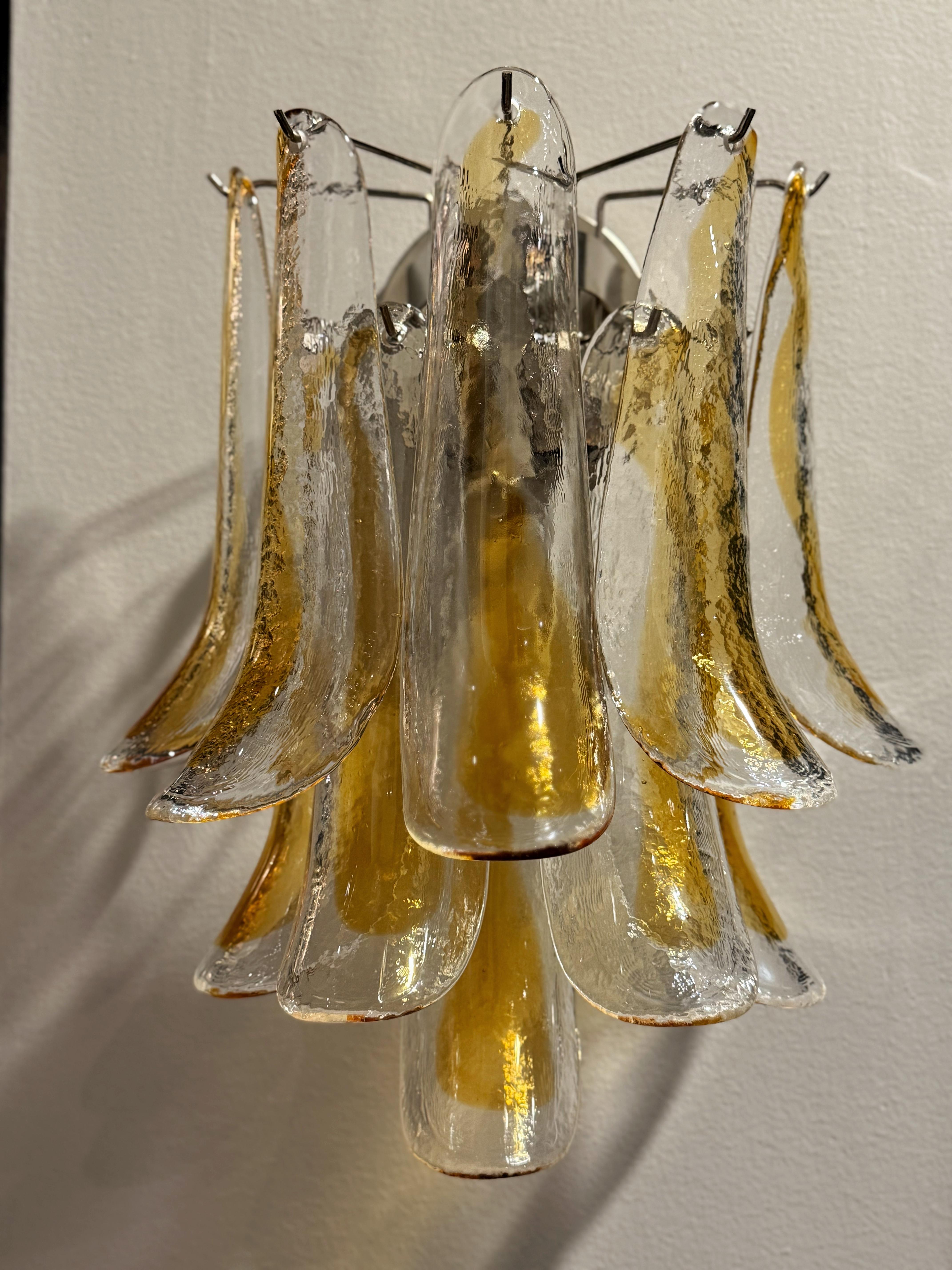 Pareja de apliques eclécticos de Murano en ámbar y cristal transparente siglo XX en venta