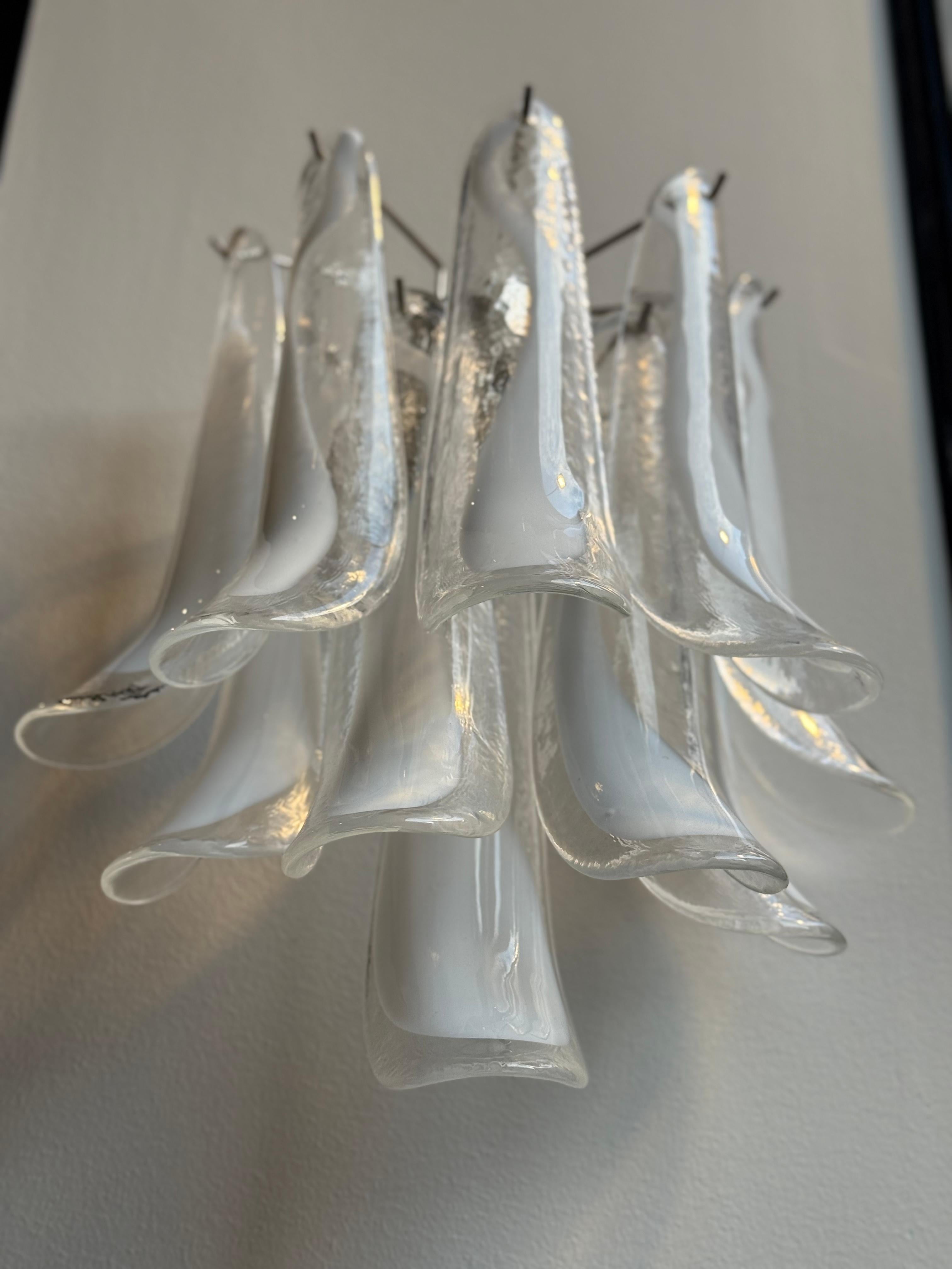 Mid-Century moderno Coppia di eclettiche lampade da parete di Murano in vetro bianco e trasparente in vendita