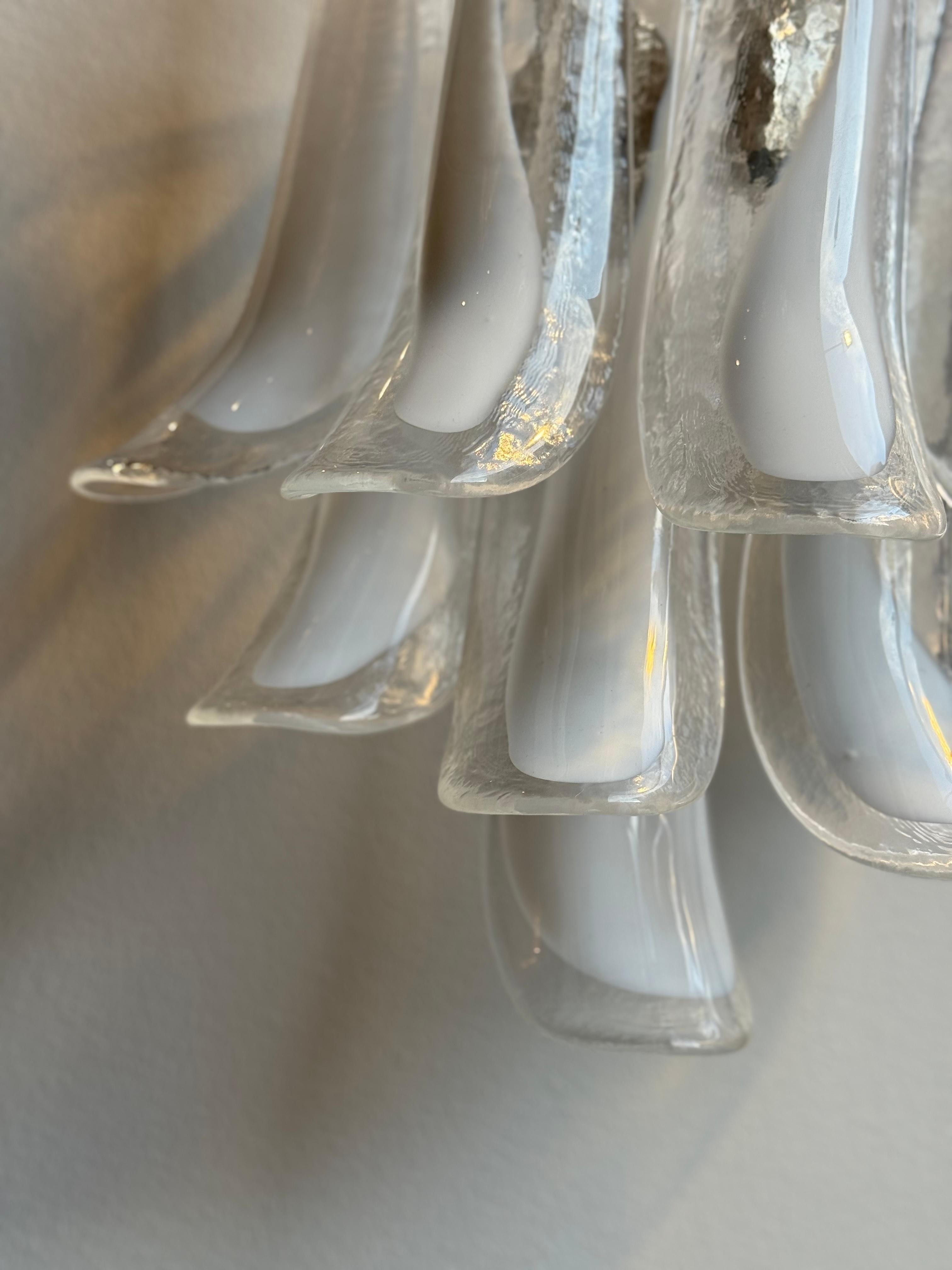 Italiano Coppia di eclettiche lampade da parete di Murano in vetro bianco e trasparente in vendita