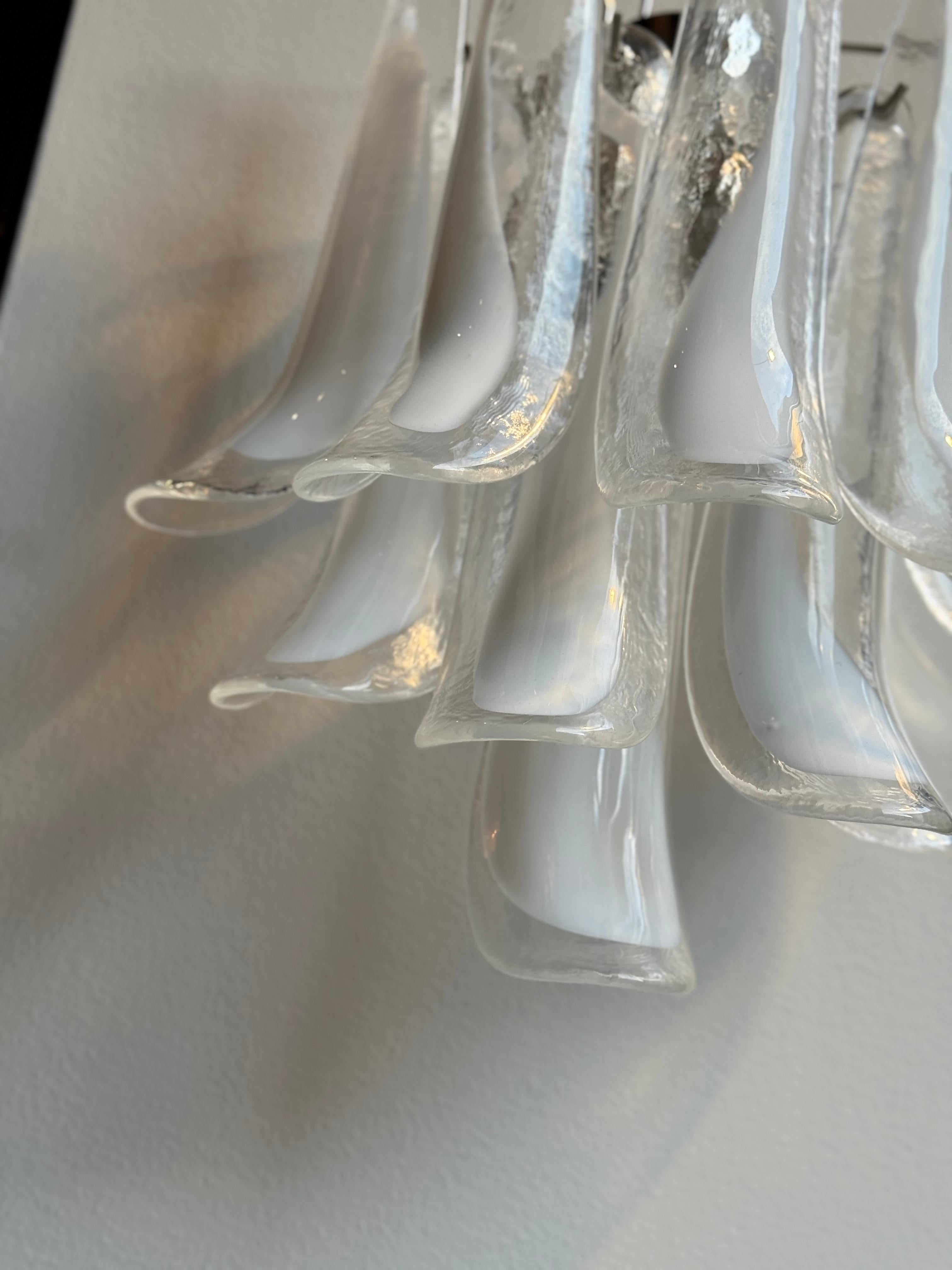 Coppia di eclettiche lampade da parete di Murano in vetro bianco e trasparente In condizioni ottime in vendita a Bromma, SE