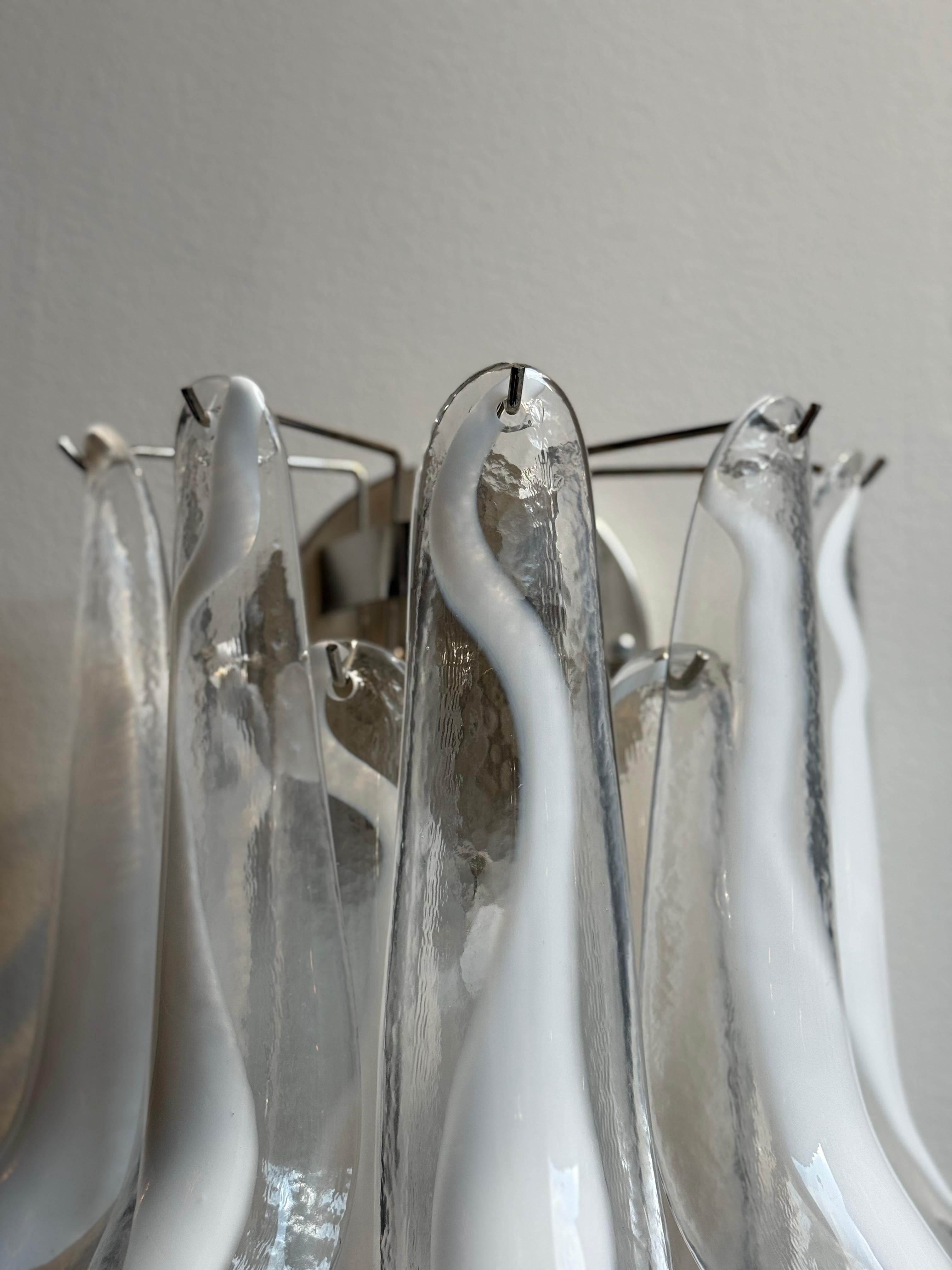 XX secolo Coppia di eclettiche lampade da parete di Murano in vetro bianco e trasparente in vendita