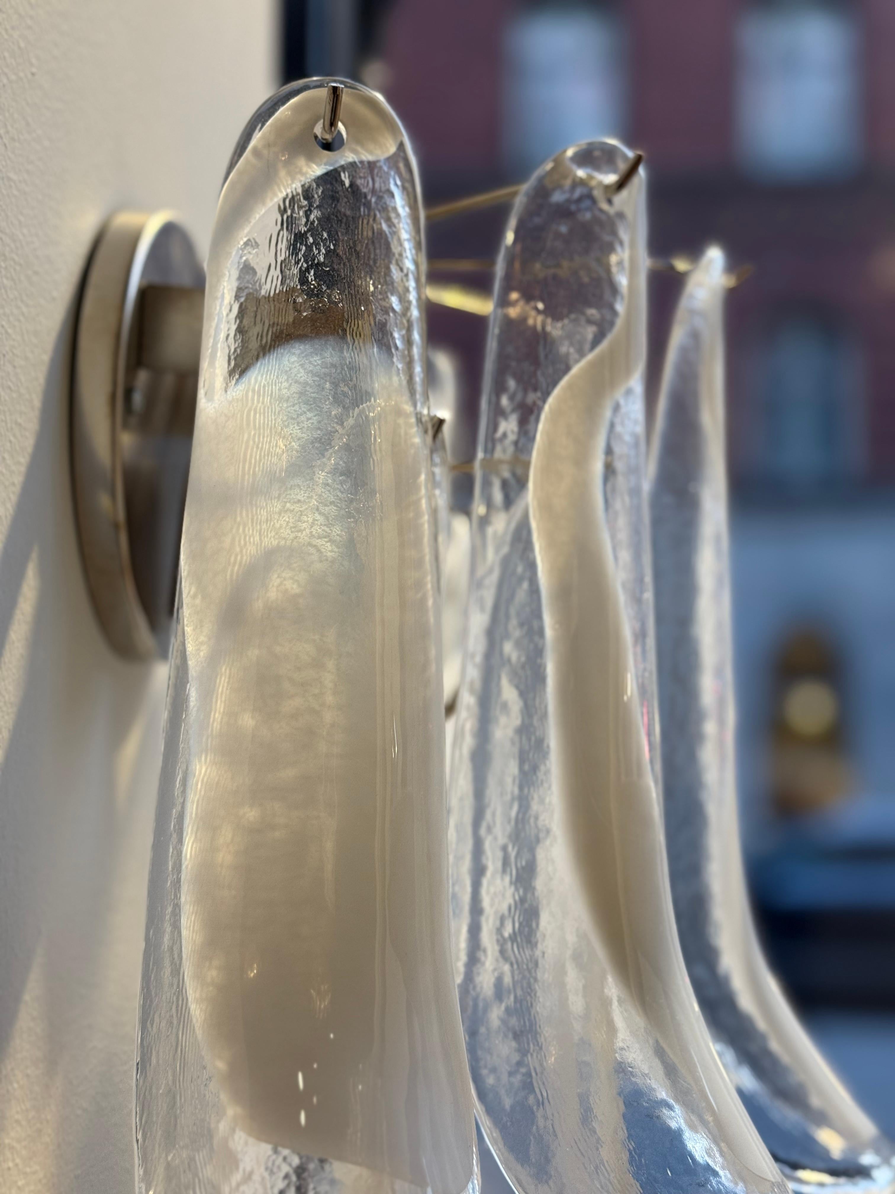 Vetro Coppia di eclettiche lampade da parete di Murano in vetro bianco e trasparente in vendita