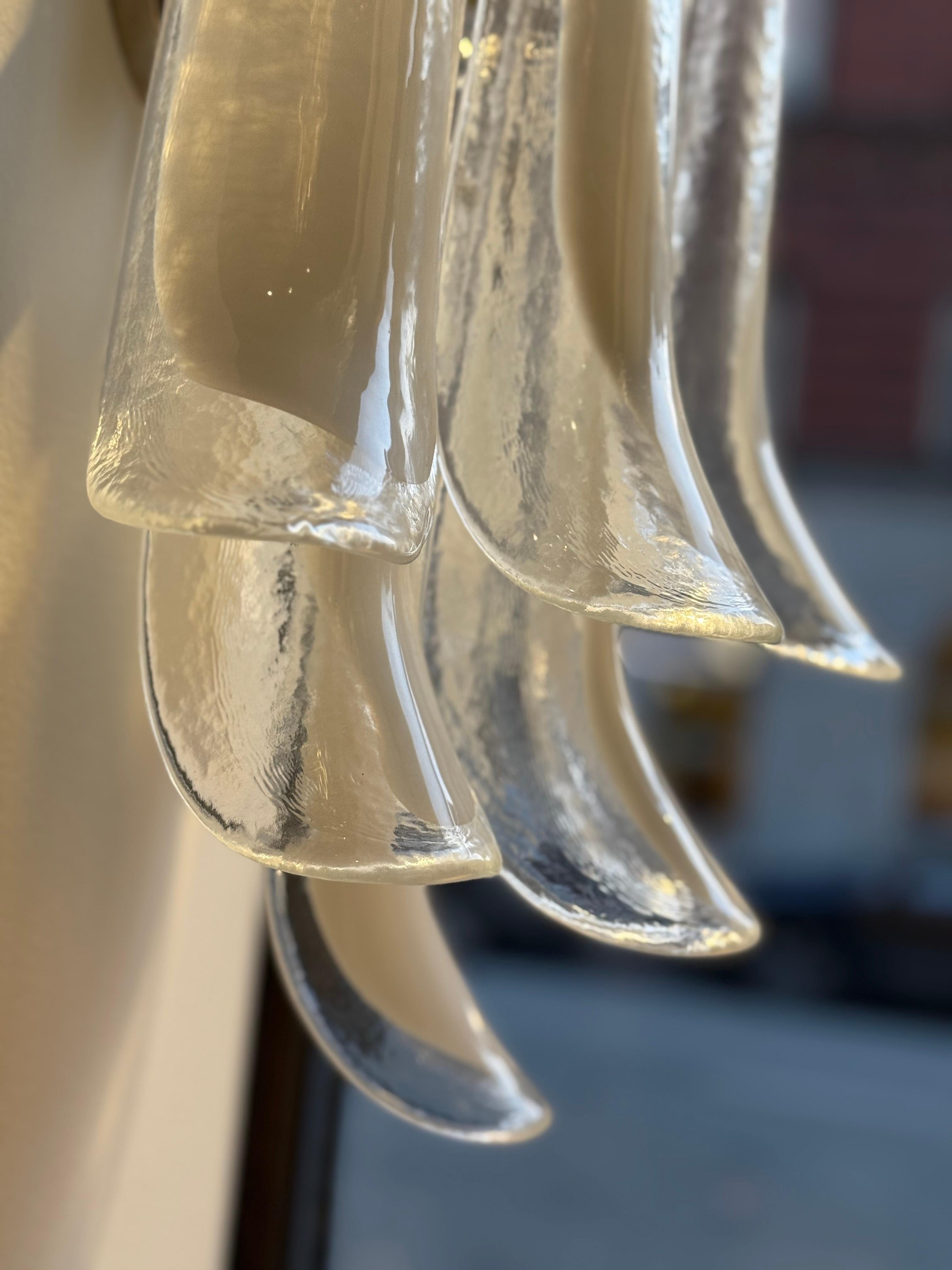 Coppia di eclettiche lampade da parete di Murano in vetro bianco e trasparente in vendita 1