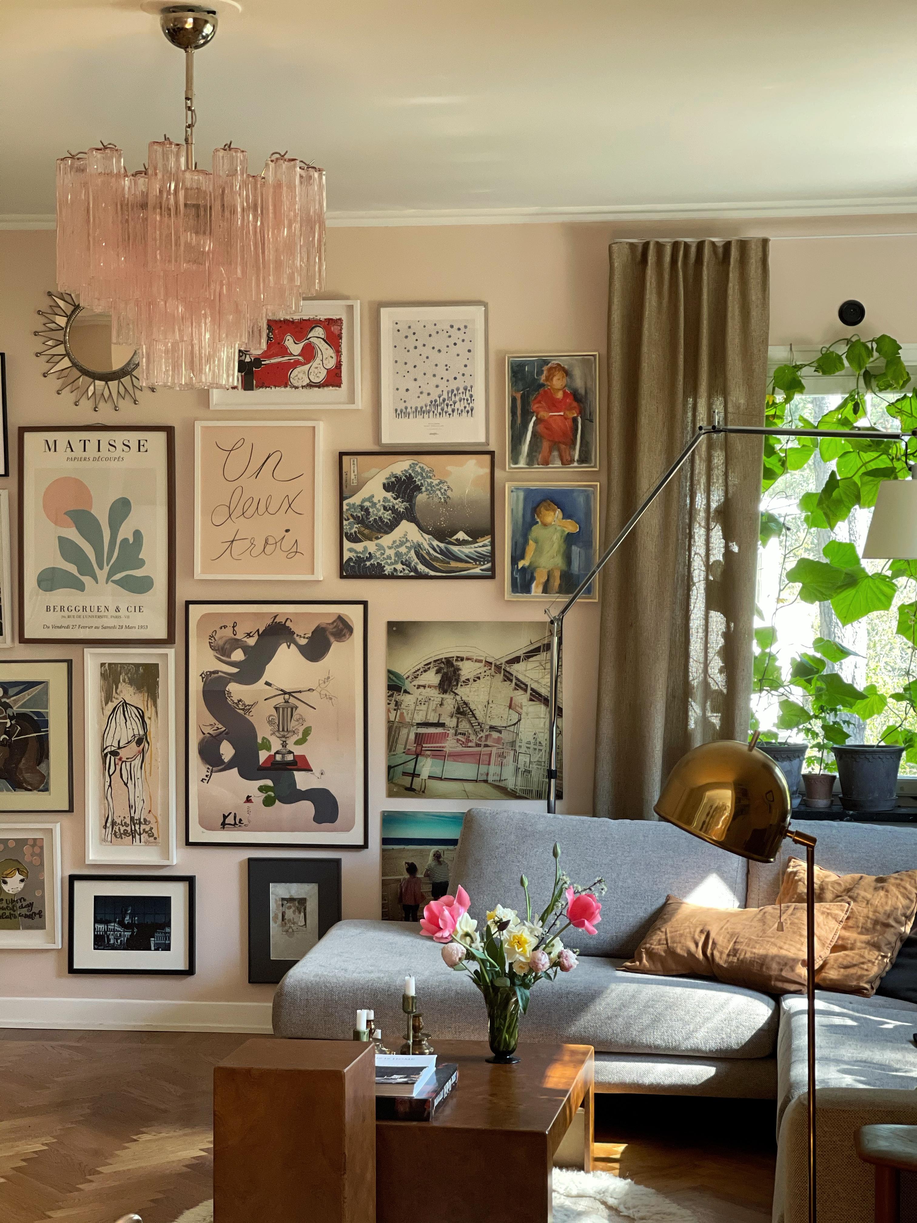 Coppia di lampadari di Murano contemporanei rosa. Prismi tubolari in vetro formato Tronchi nello stile tradizionale italiano del metà secolo.
L'apparecchio di Murano è composto da 36 elementi di vetro di dimensioni pari a 25 x 7 cm. 
Nuovo