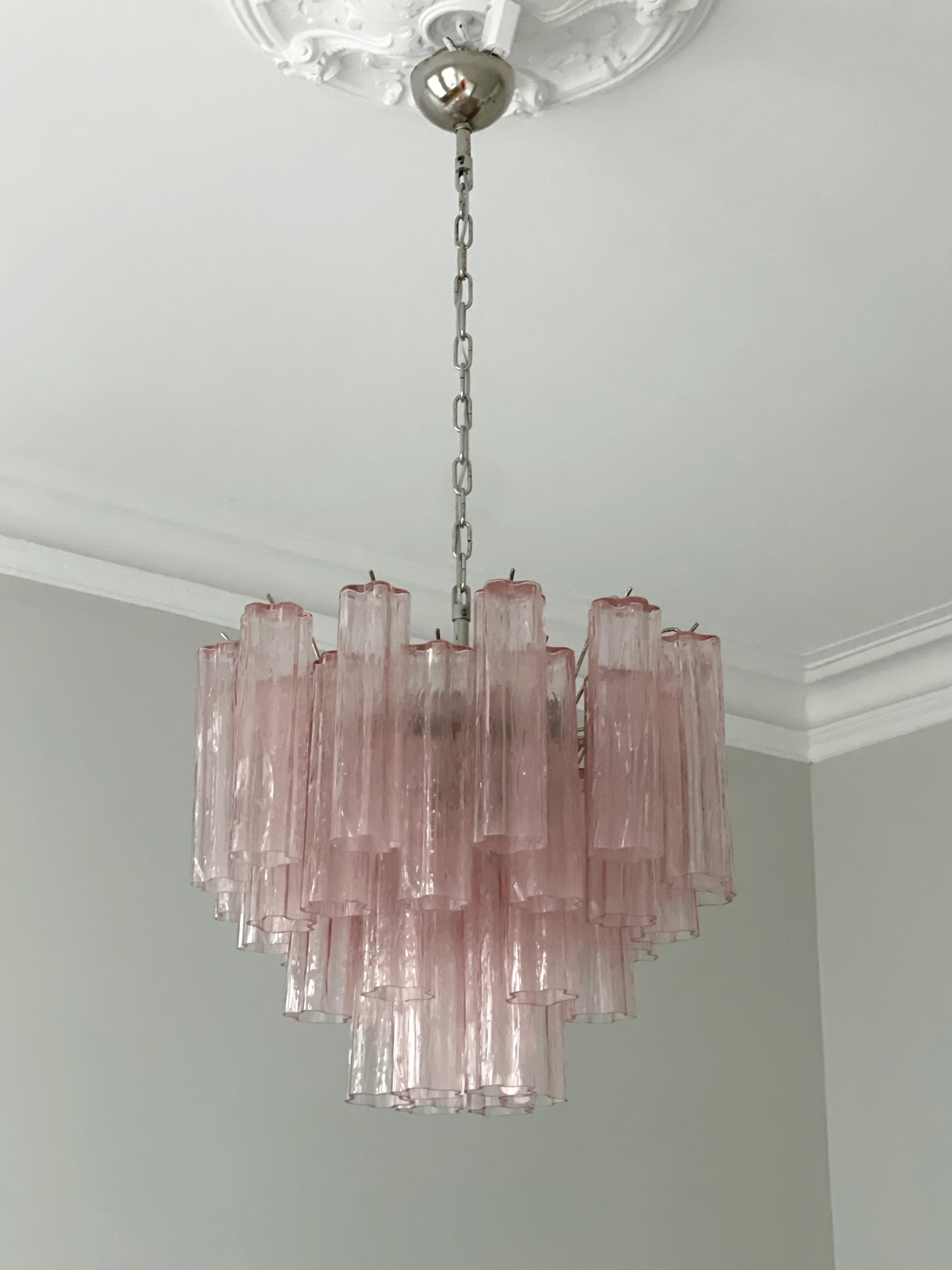Mid-Century moderno Coppia di lampadari classici di Murano rosa Tronchi in vendita