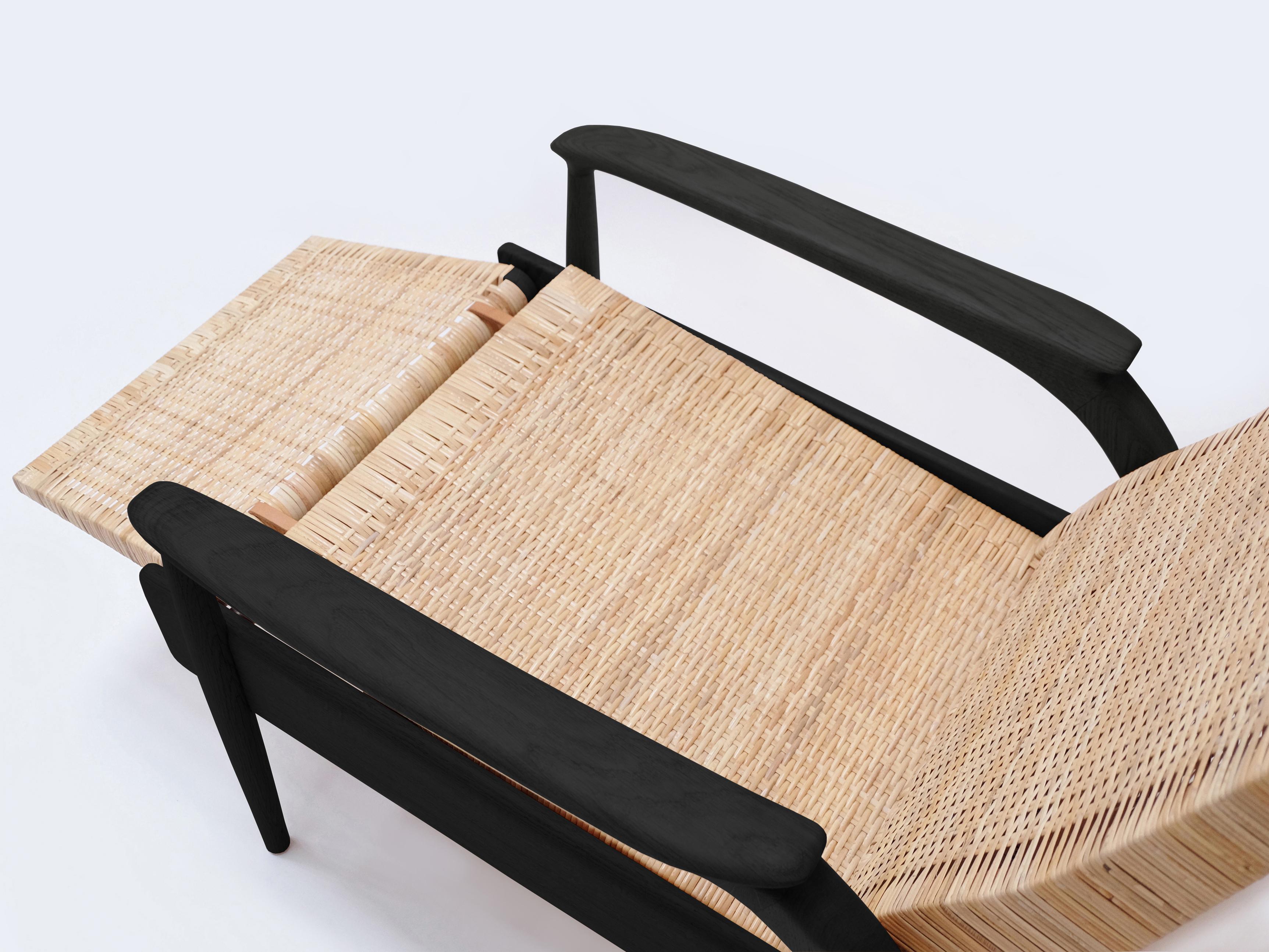 Paar Eco-Sessel, geschwärzte Eiche, handgewebter Naturschilfrohr, Lederkissen (Handgewebt) im Angebot