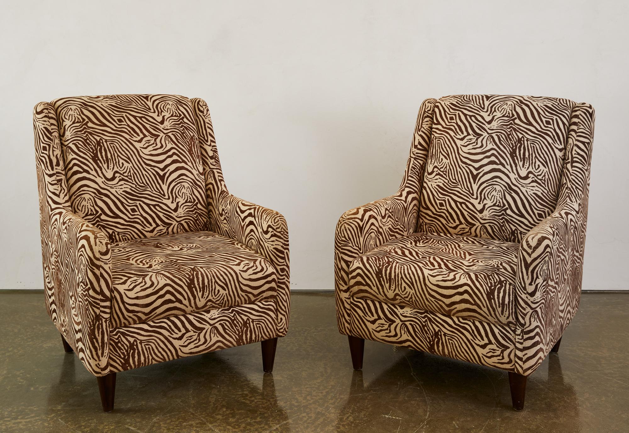 Set di due sedie d'accento imbottite in ecru e marrone zebrato. Queste sedie sono un'aggiunta accogliente e contemporanea a qualsiasi salotto, soggiorno o camera da letto. Si tratta di una rivisitazione giocosa della sedia wingback di fine anni