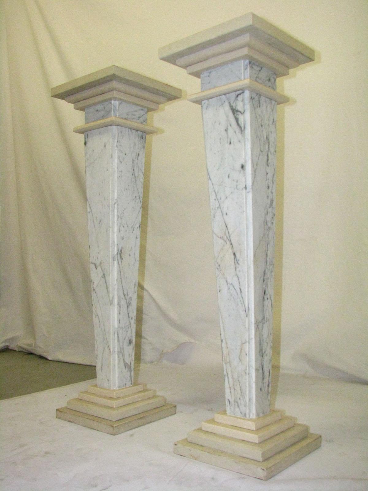 Ein repräsentatives Paar von zwei identischen, mehr als einen Meter hohen Säulen - Sockeln,
aus einem Block Carrara-Marmor und cremefarbenem/ecruem Marmor
in Form von eckigen, sich nach oben verbreiternden, schlanken Pilastern
mit Gesimsen und