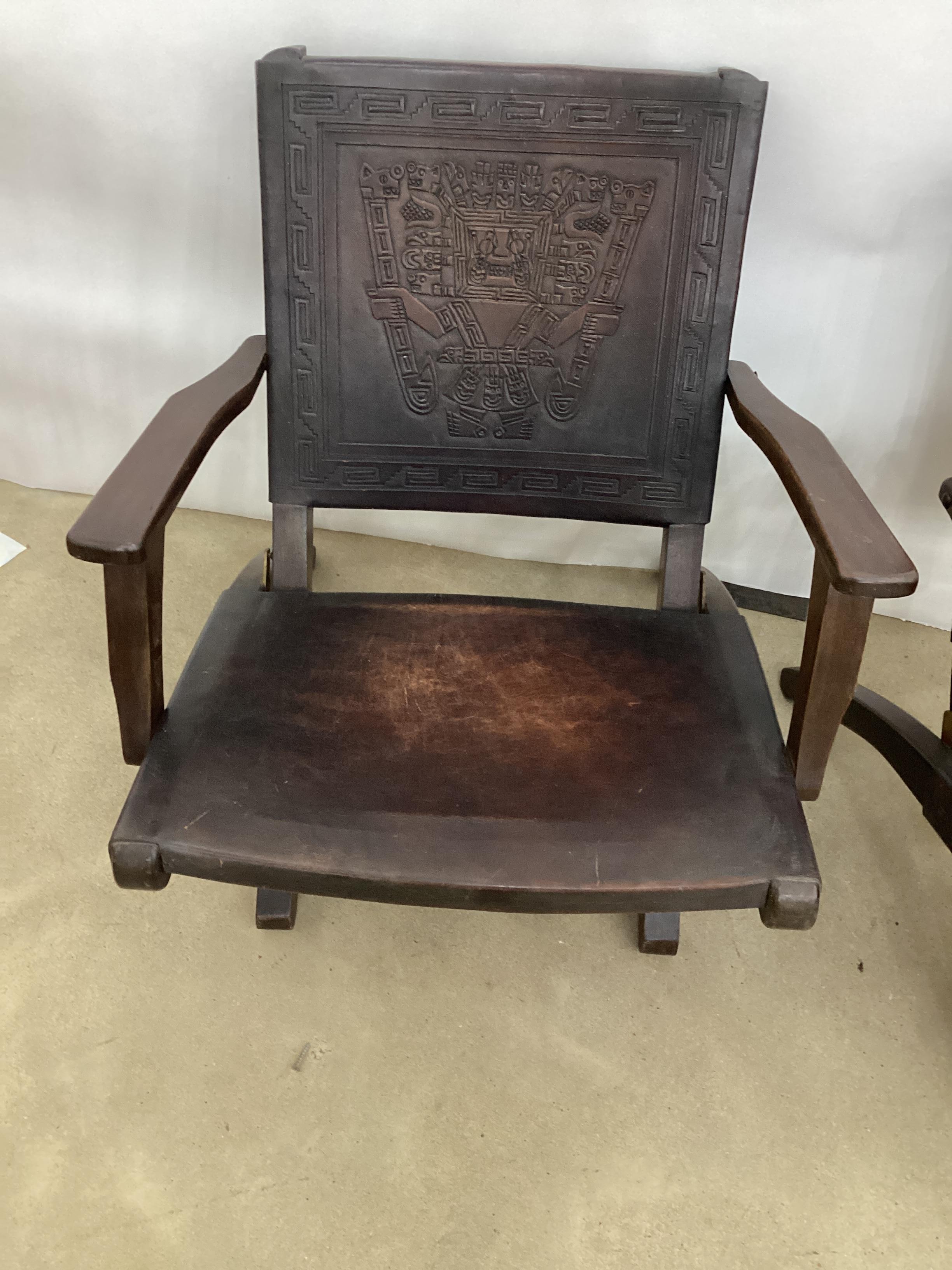 Belle paire de chaises pliantes en meranti massif, dossier et assise en cuir de selle marron embossé de motifs incas. Cette chaise moderniste a été conçue par Angel Pazmino pour Meubles de Estilo à la fin des années 1960. À cette époque, l'Équateur
